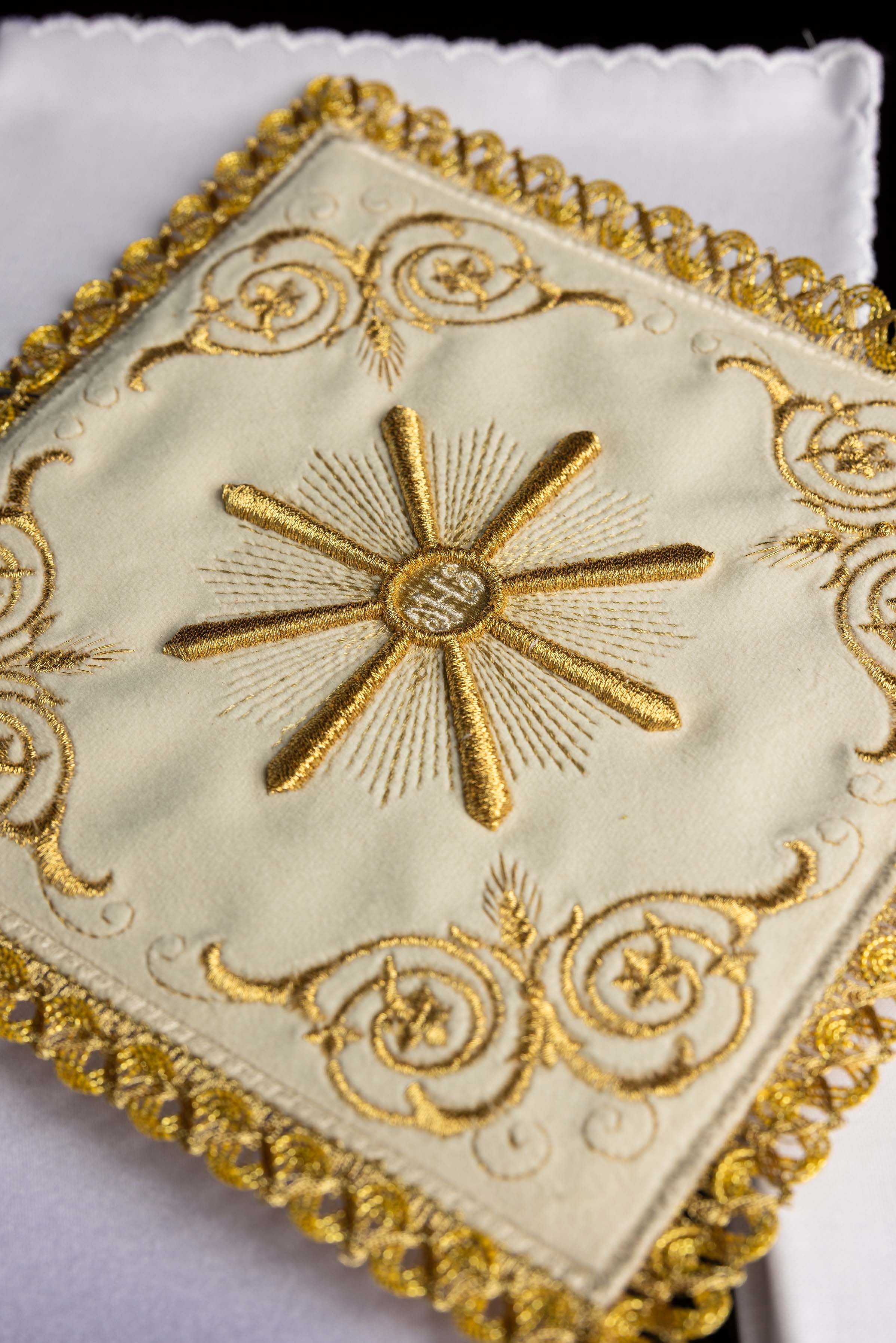 Kelchwäsche-Set in Ecru mit achtstrahligem Goldkreuz