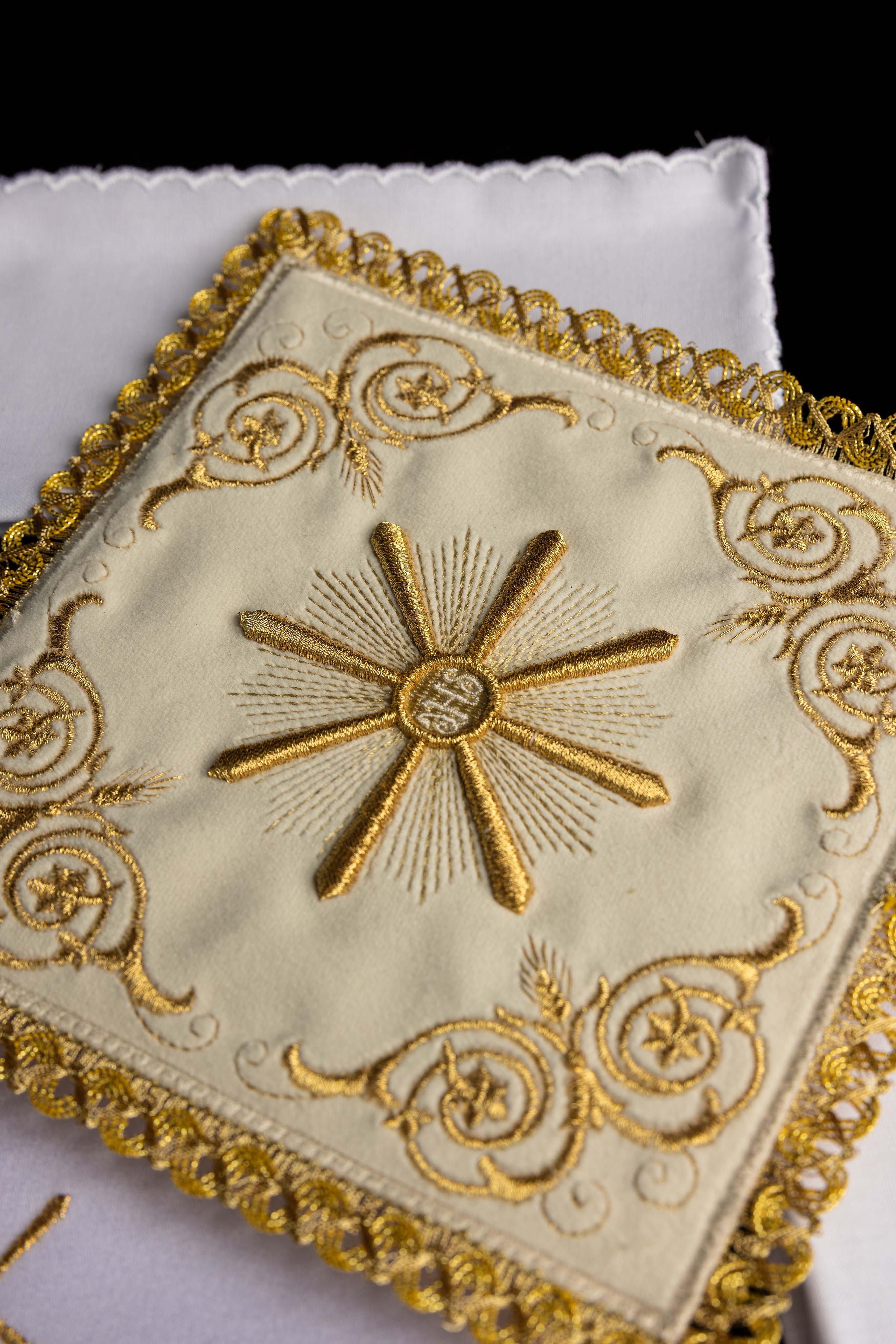 Kelchwäsche-Set in Ecru mit achtstrahligem Goldkreuz