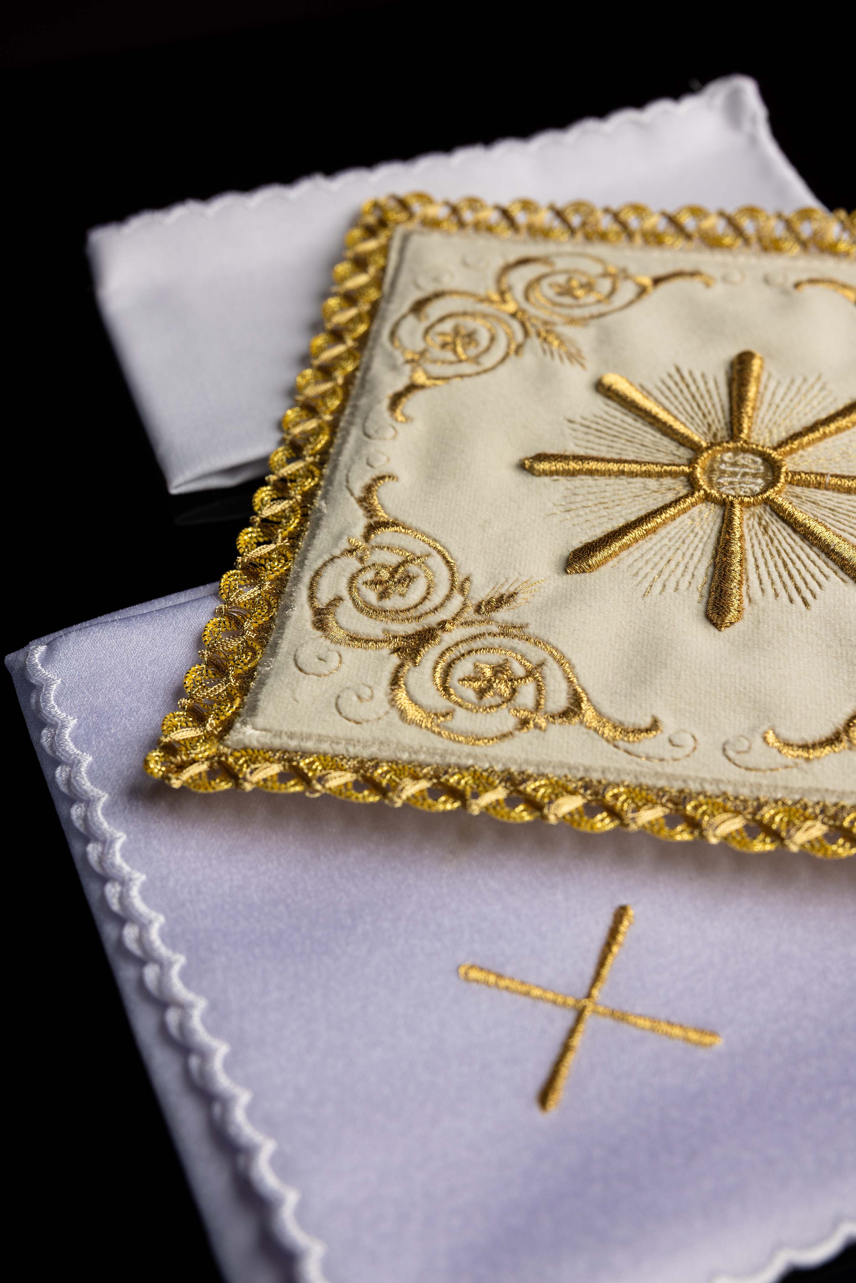 Kelchwäsche-Set in Ecru mit achtstrahligem Goldkreuz