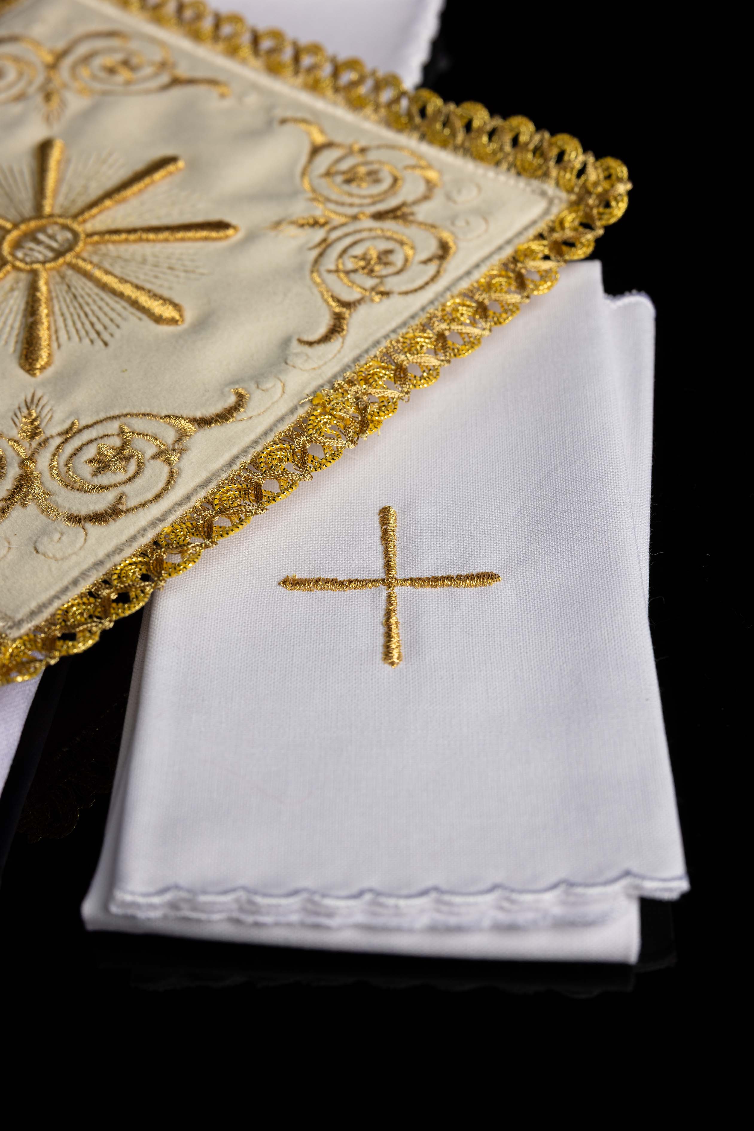 Kelchwäsche-Set in Ecru mit achtstrahligem Goldkreuz