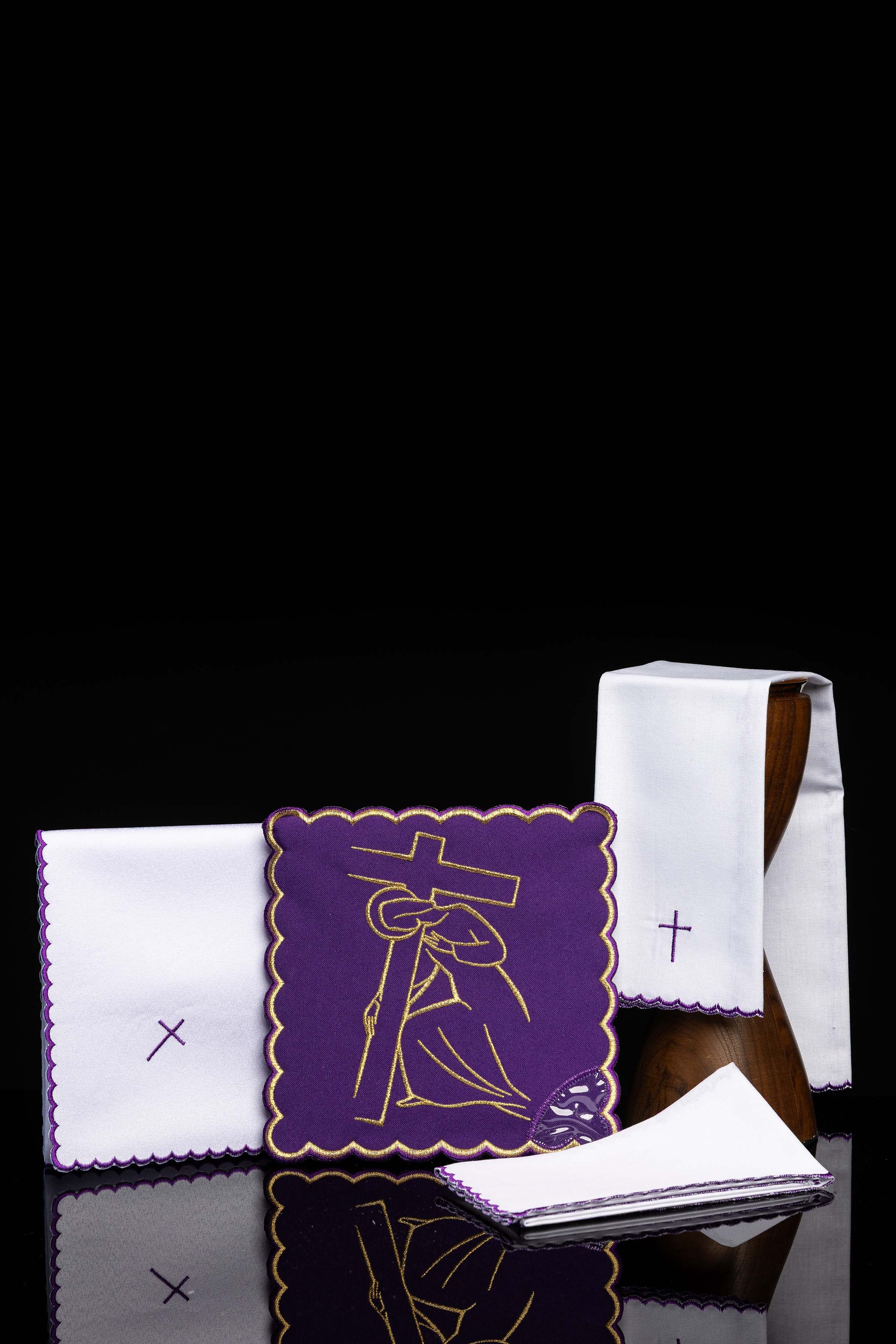 Kelchwäsche-Set in Violett mit Kreuzwegmotiv und Goldrand