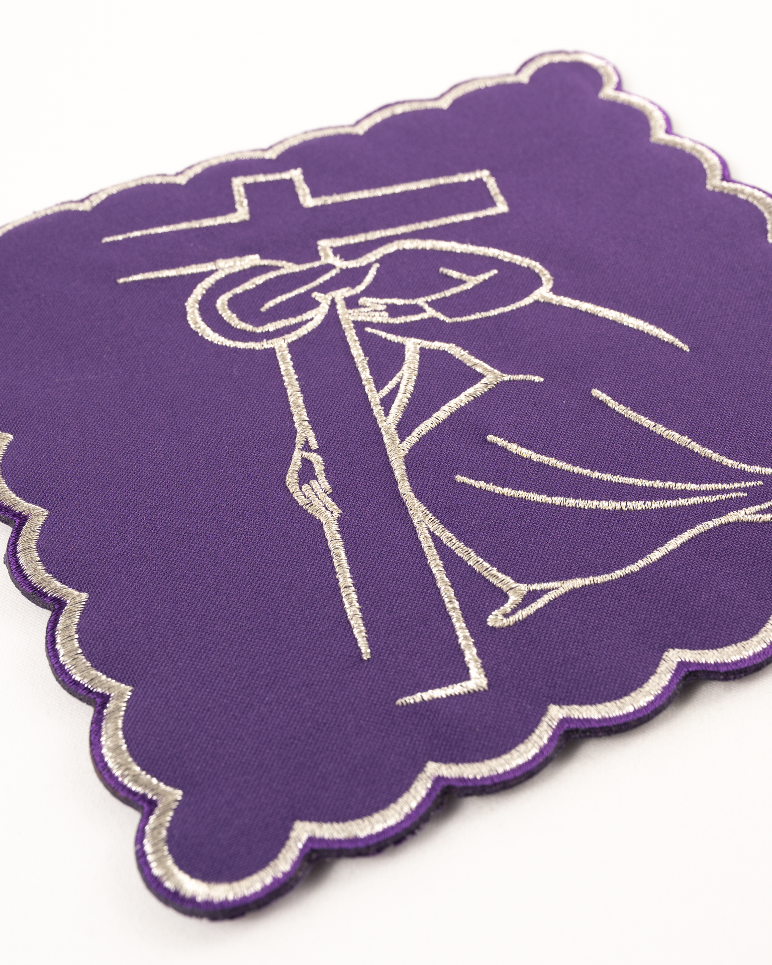 Weißes Kelchwäsche-Set mit violetter Palla und Kreuzwegstickerei