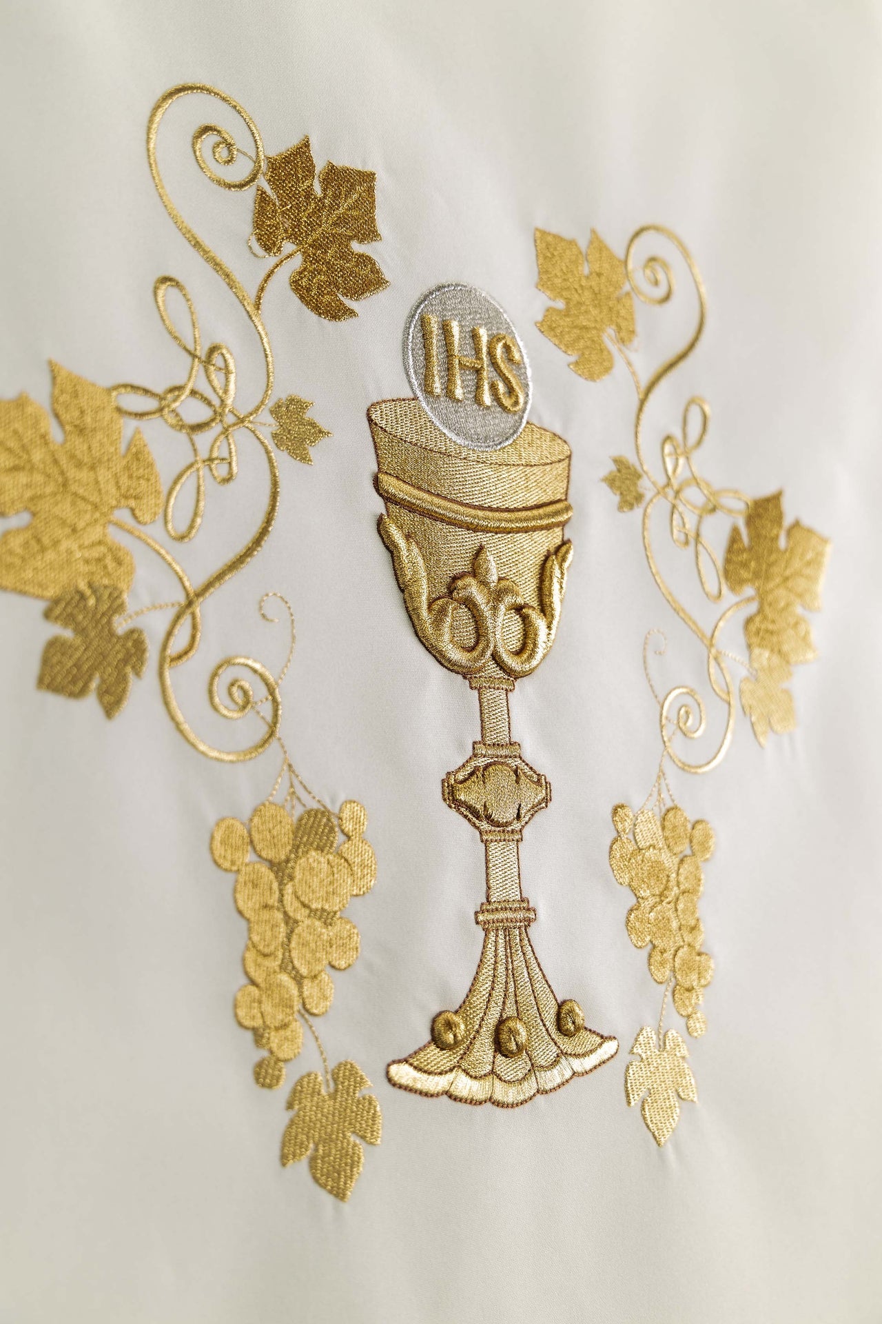 Lesepultdecke mit gesticktem Kelchmotiv in Ecru