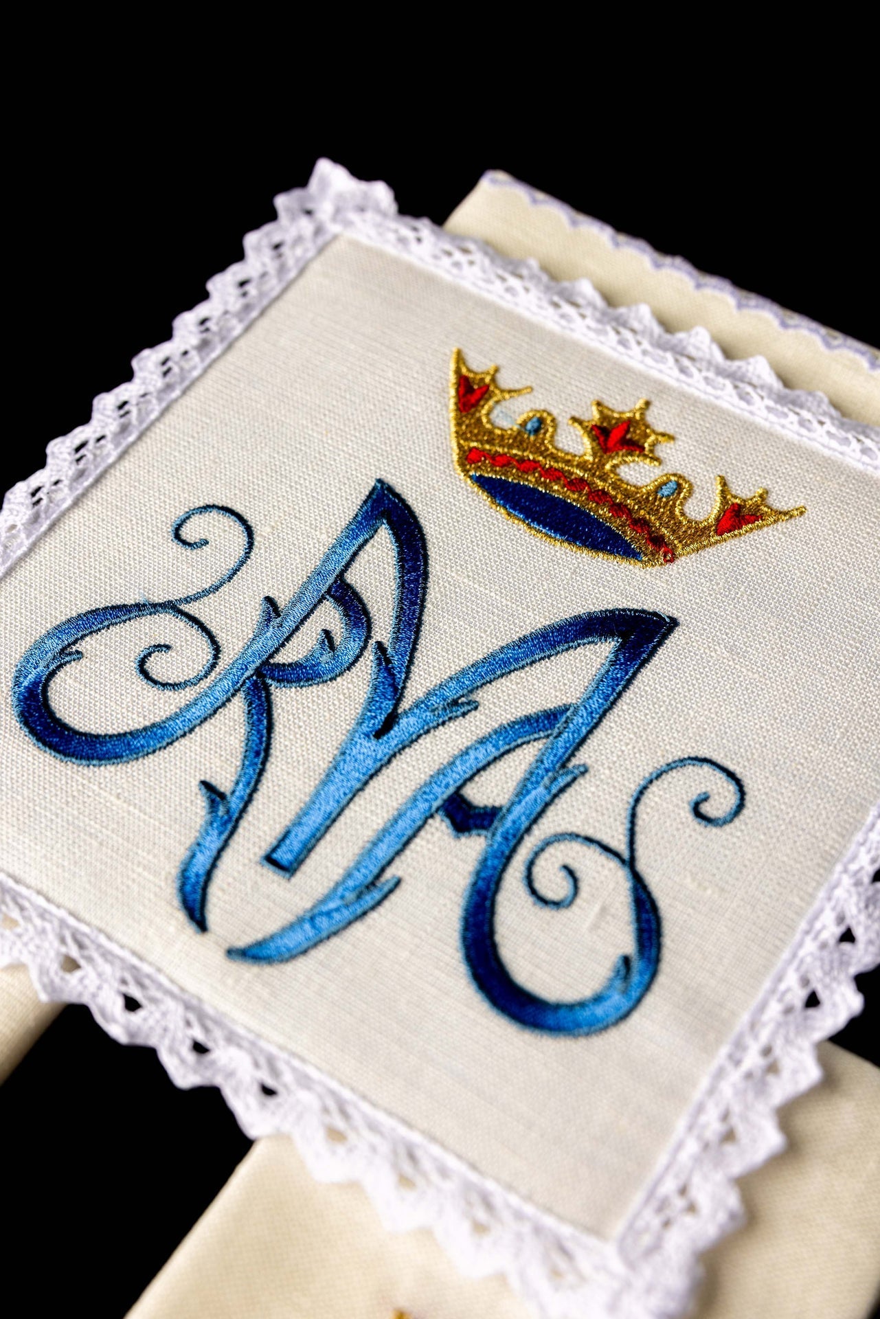 Kelchwäsche-Set aus weißem Leinen mit blauem Marienmonogramm, Krone und Spitzenrand