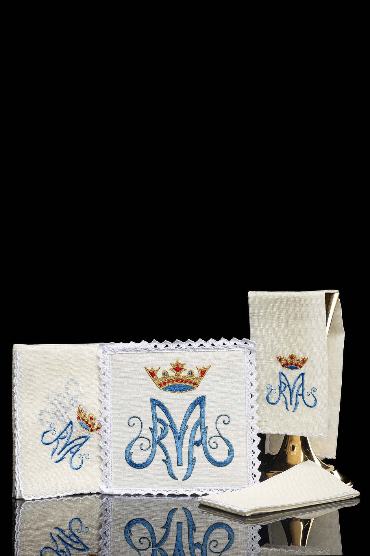 Kelchwäsche-Set aus weißem Leinen mit blauem Marienmonogramm, Krone und Spitzenrand