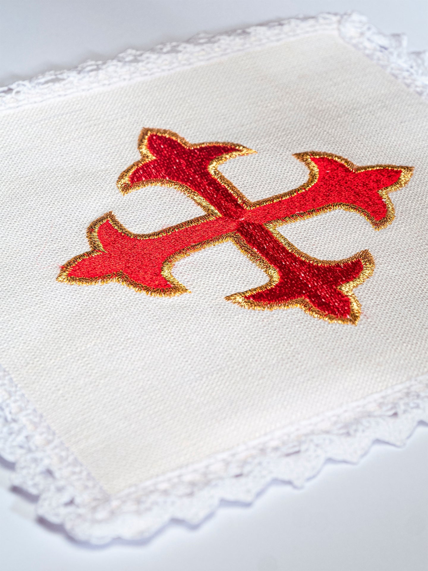 Weißes Kelchwäsche-Set mit roter Kreuzstickerei und Spitzenrand