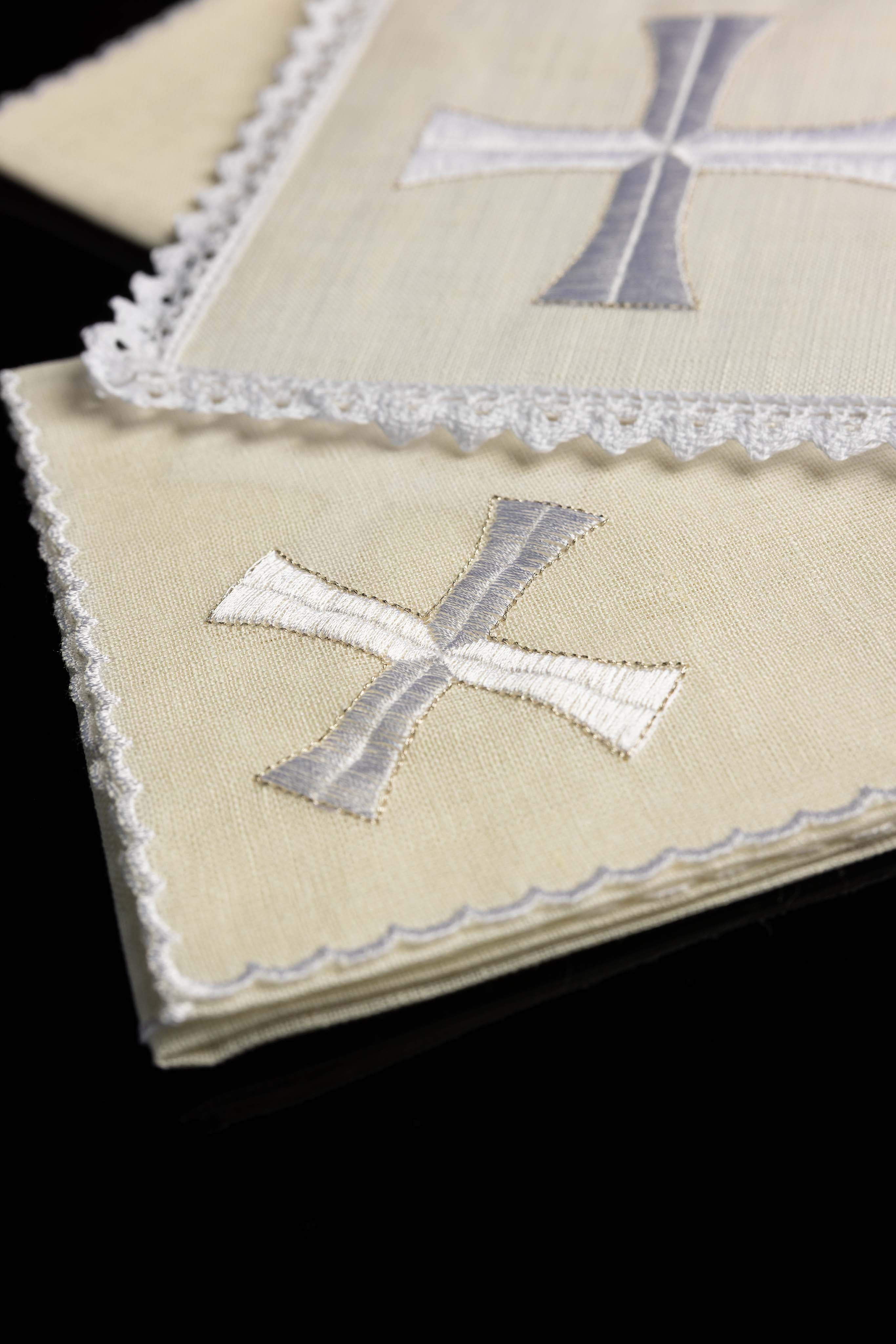Kelchwäsche-Set in Weiß mit Silberkreuz und Spitzenrand
