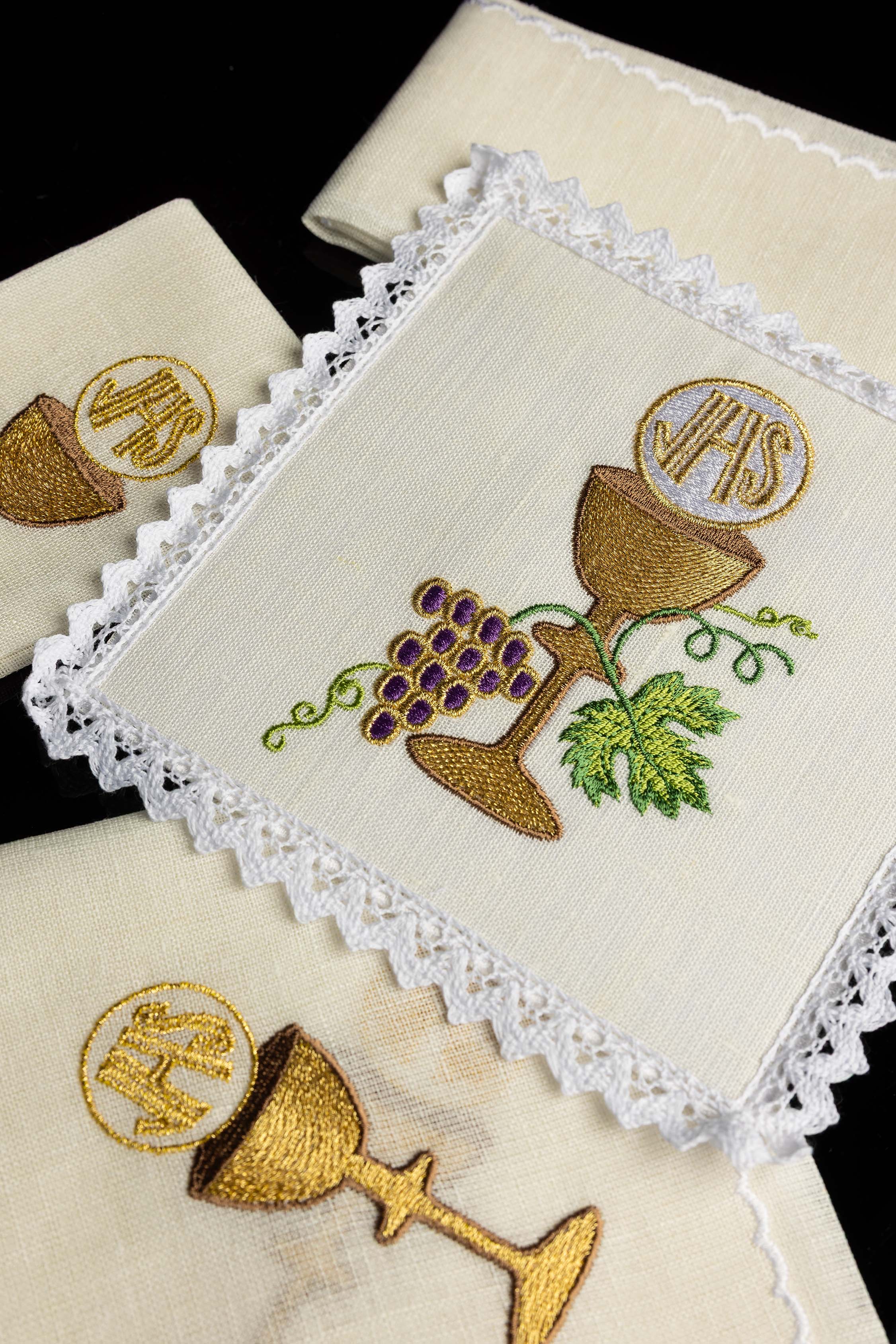 Kelchwäsche-Set in Weiß mit goldenem Kelchmotiv und Spitzenrand