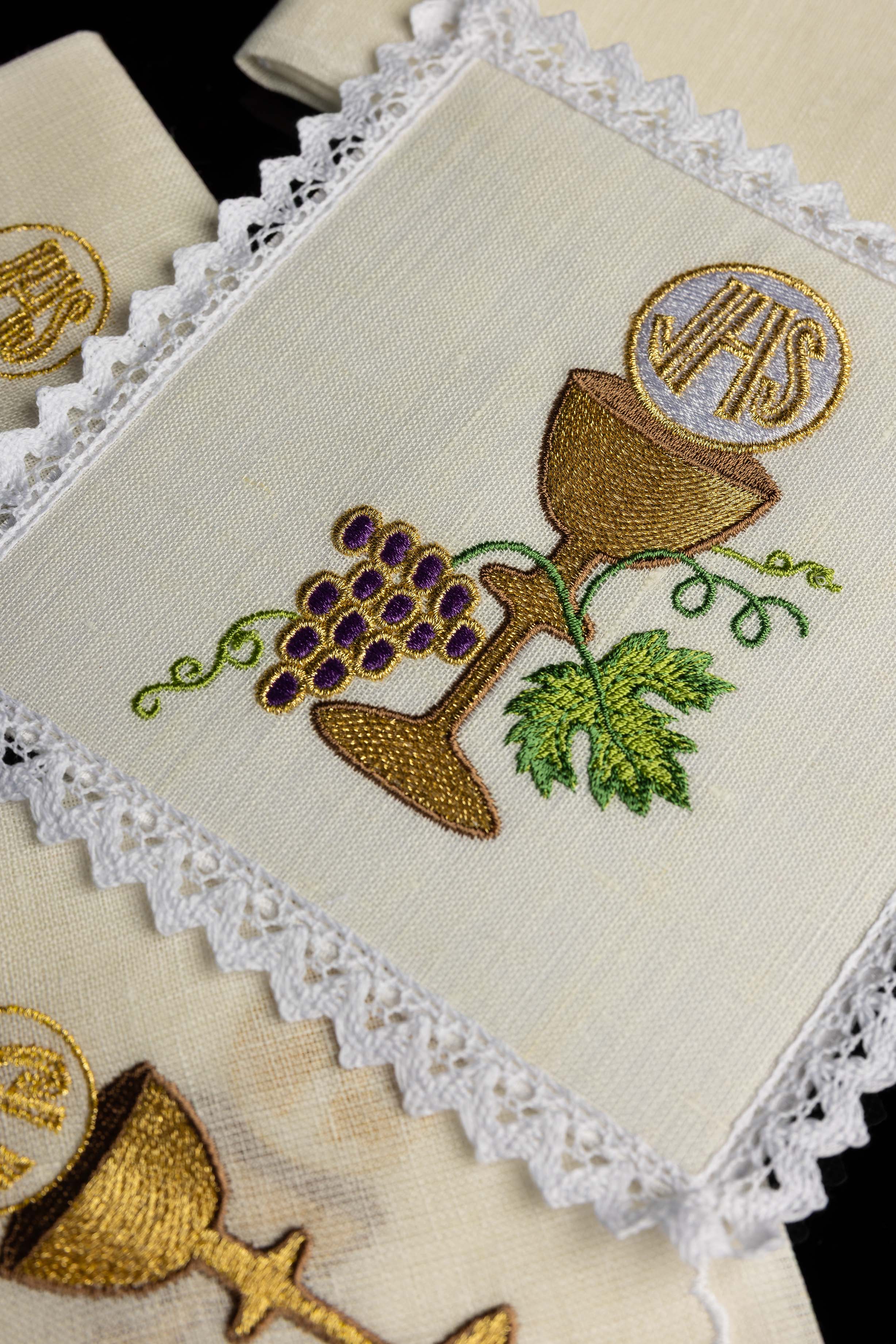 Kelchwäsche-Set in Weiß mit goldenem Kelchmotiv und Spitzenrand