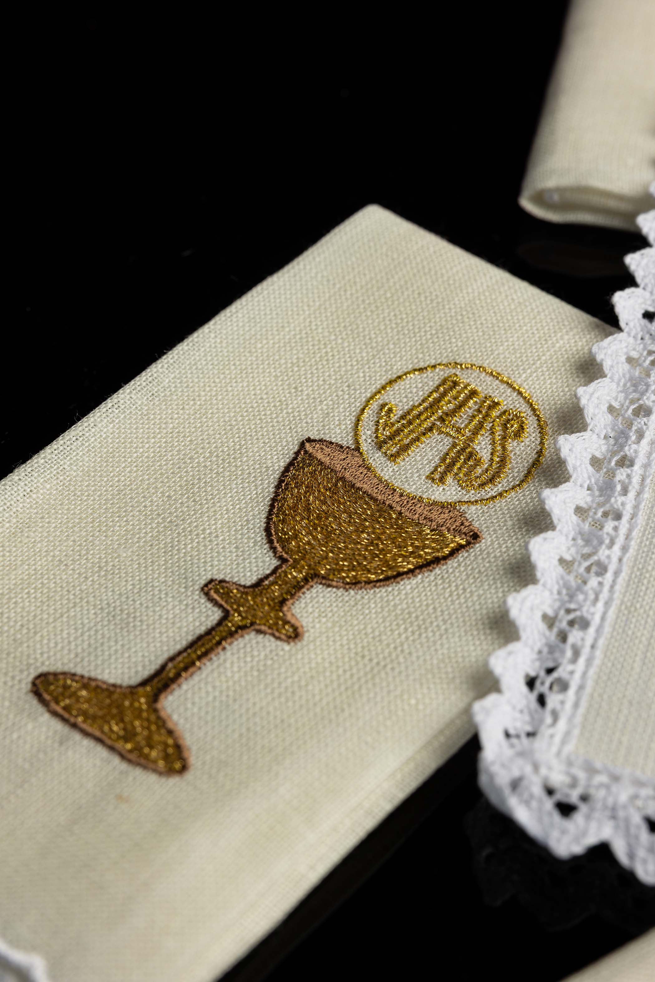 Kelchwäsche-Set in Weiß mit goldenem Kelchmotiv und Spitzenrand