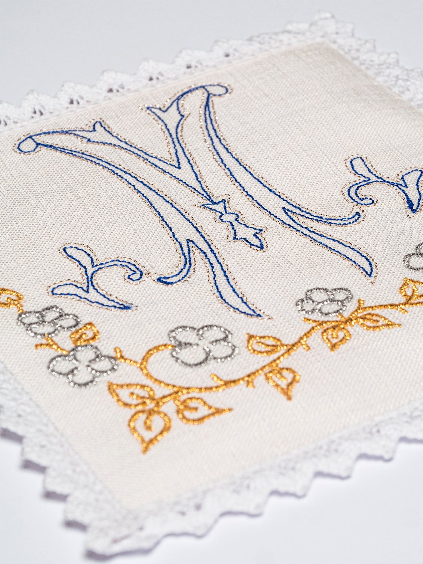 Kelch aus Leinen mit marianischer Stickerei