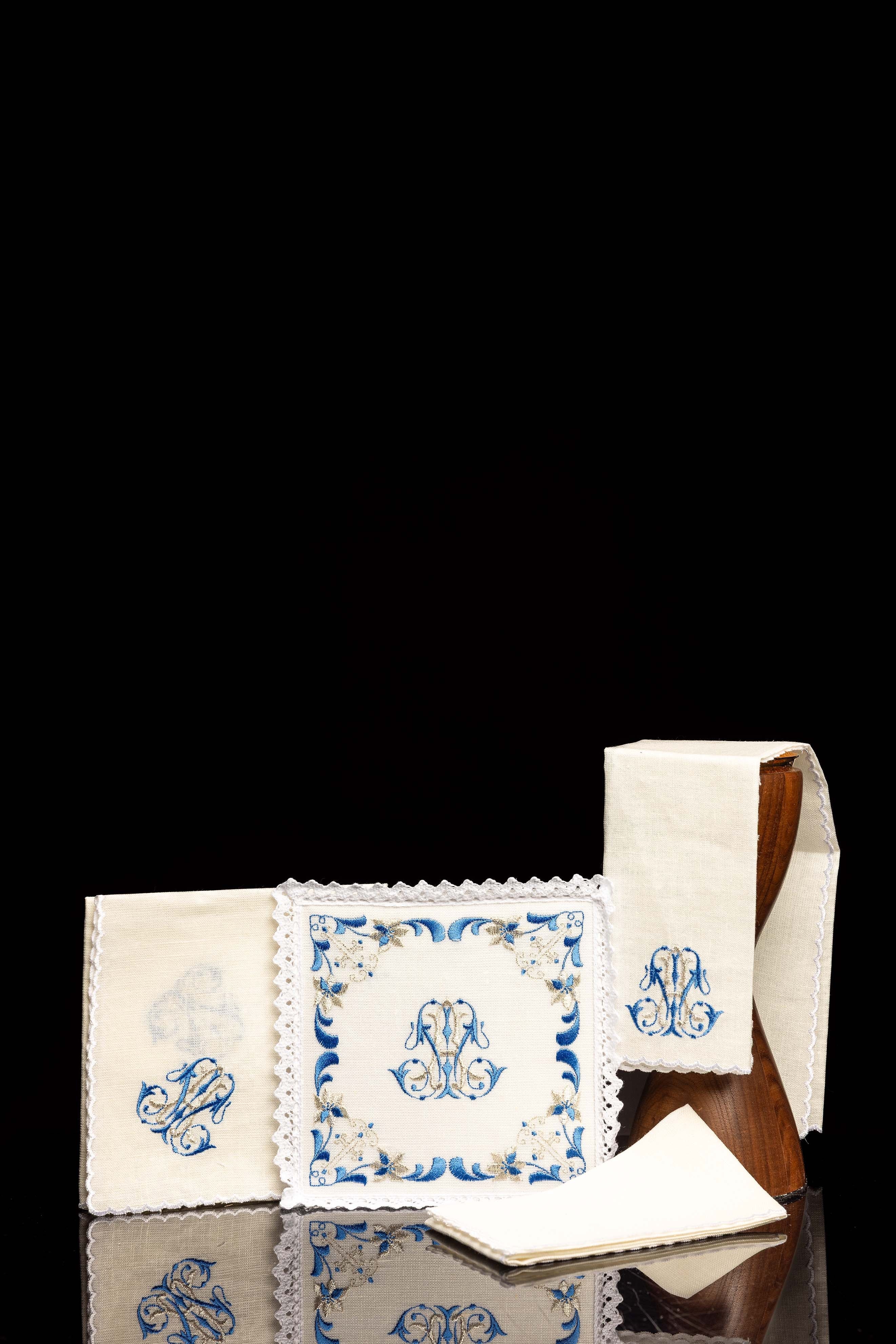 Kelchwäsche-Set in Ecru mit blauem Marienmonogramm