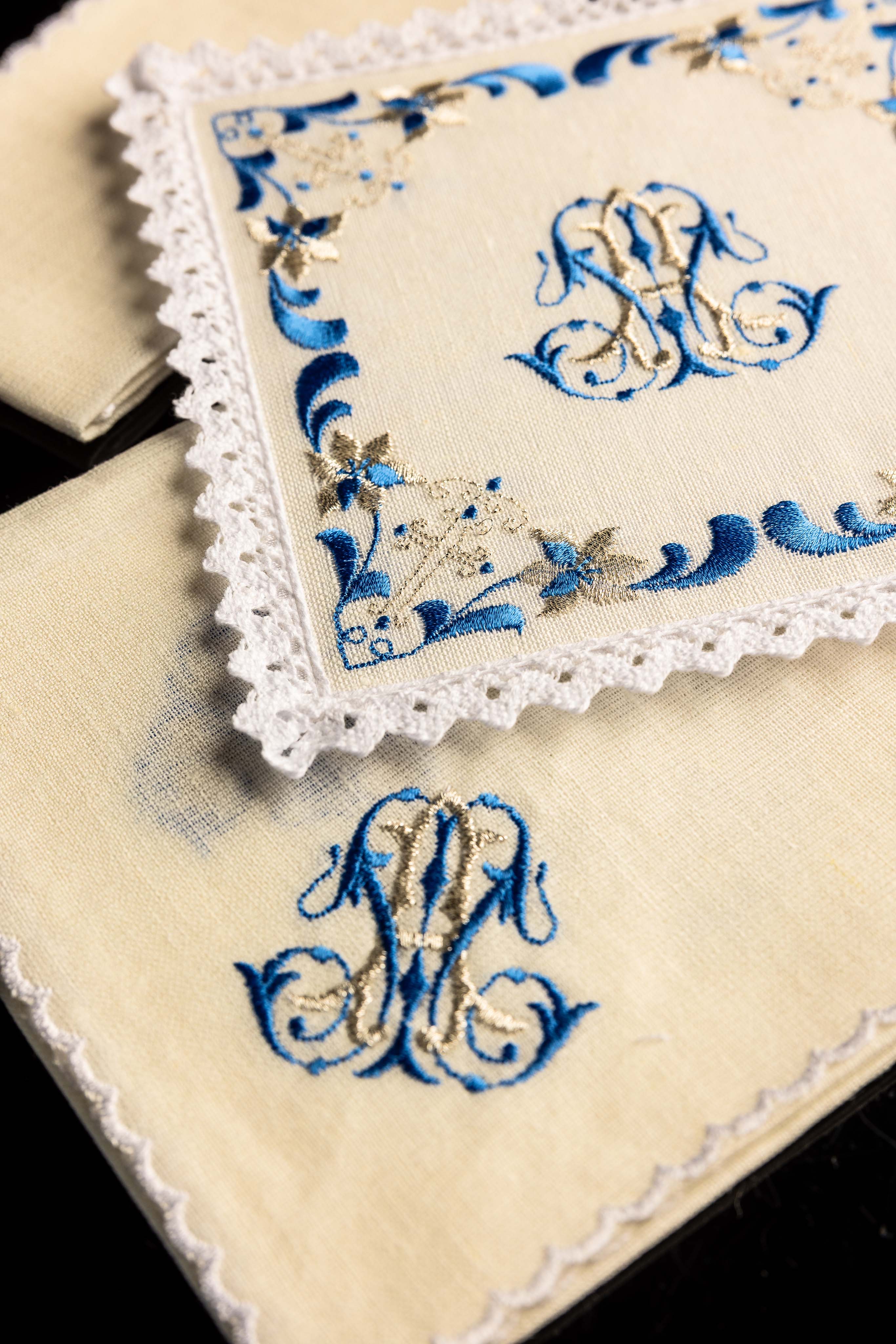 Kelchwäsche-Set in Ecru mit blauem Marienmonogramm