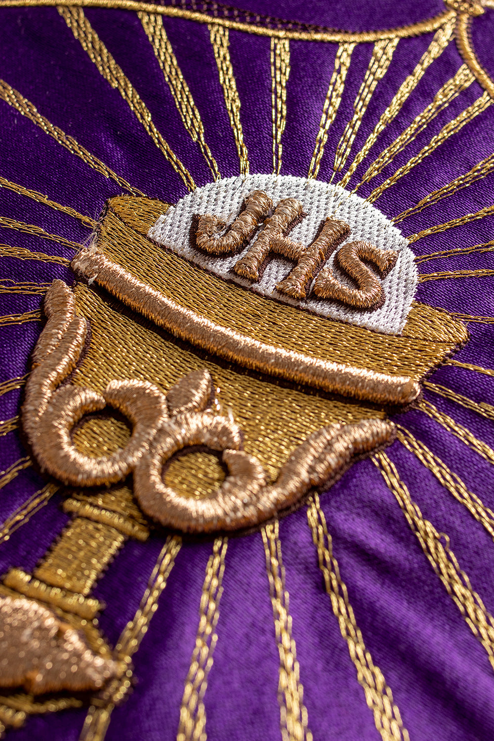 Kapa liturgiczna haftowana z monogramem w kielichy w kolorze fioletowym - ORNATY.PL