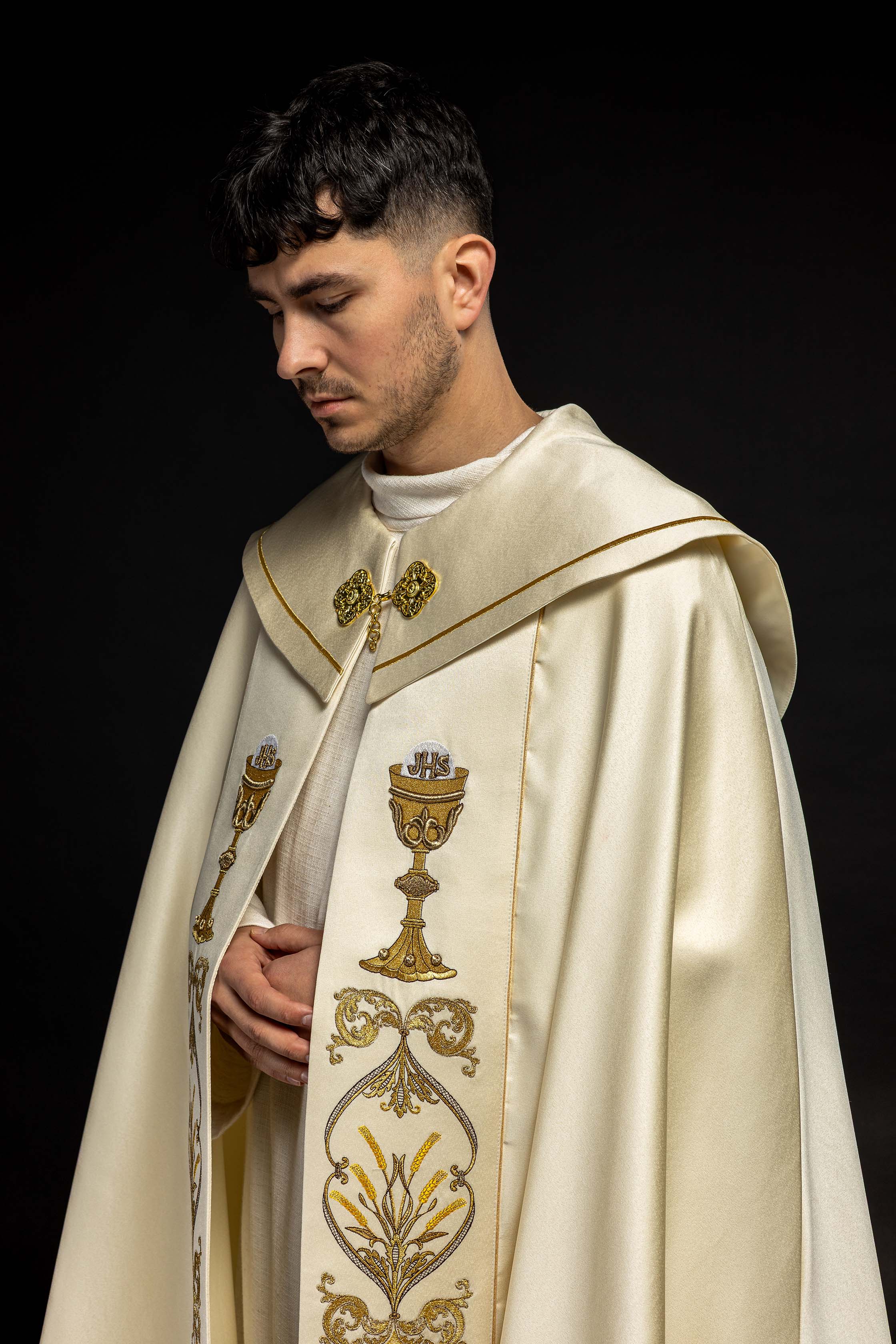 Kapa liturgiczna haftowany kielich i IHS ecru - ORNATY.PL