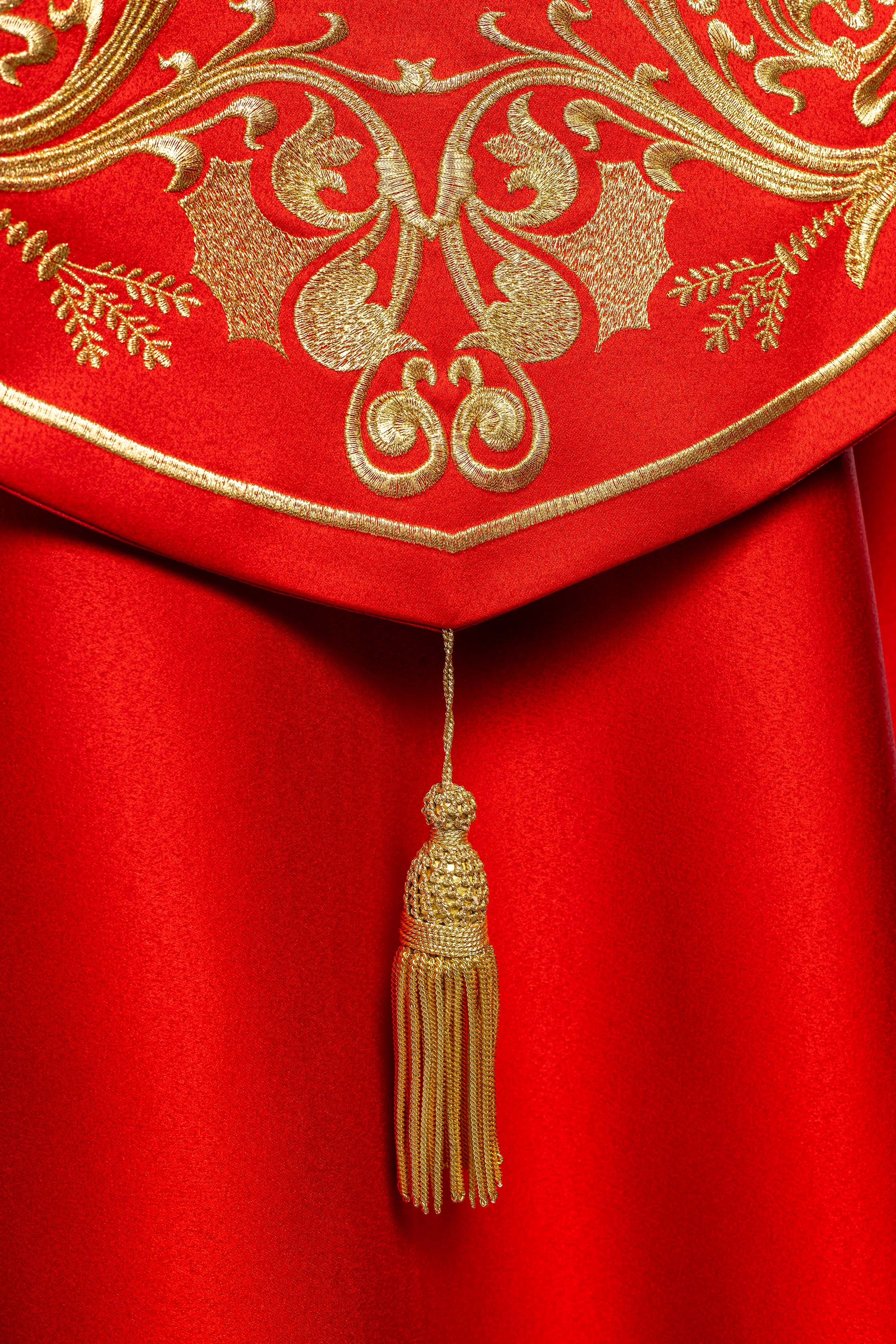 Kapa liturgiczna bogato haftowana IHS w kolorze czerwonym - ORNATY.PL