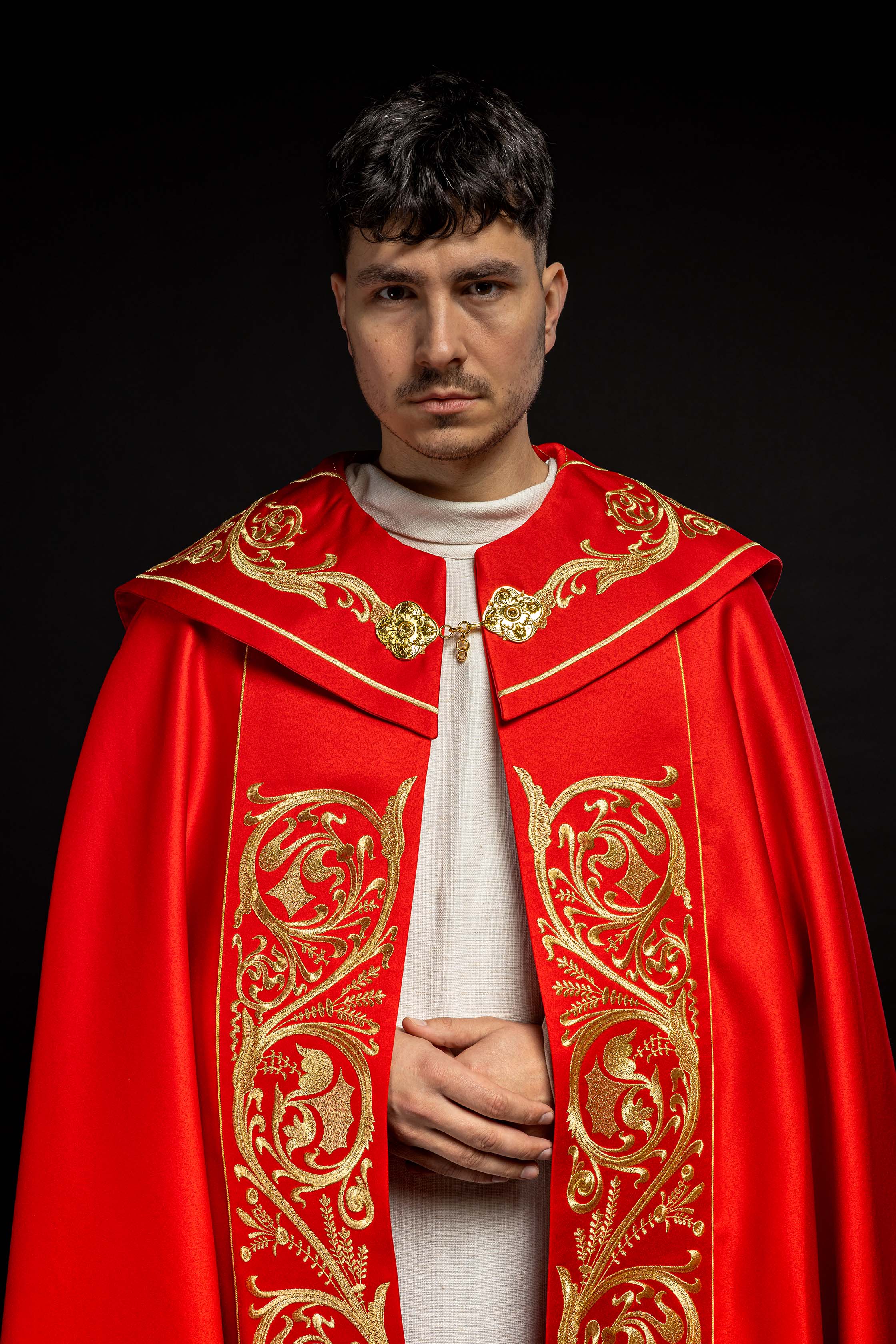 Kapa liturgiczna bogato haftowana IHS w kolorze czerwonym - ORNATY.PL