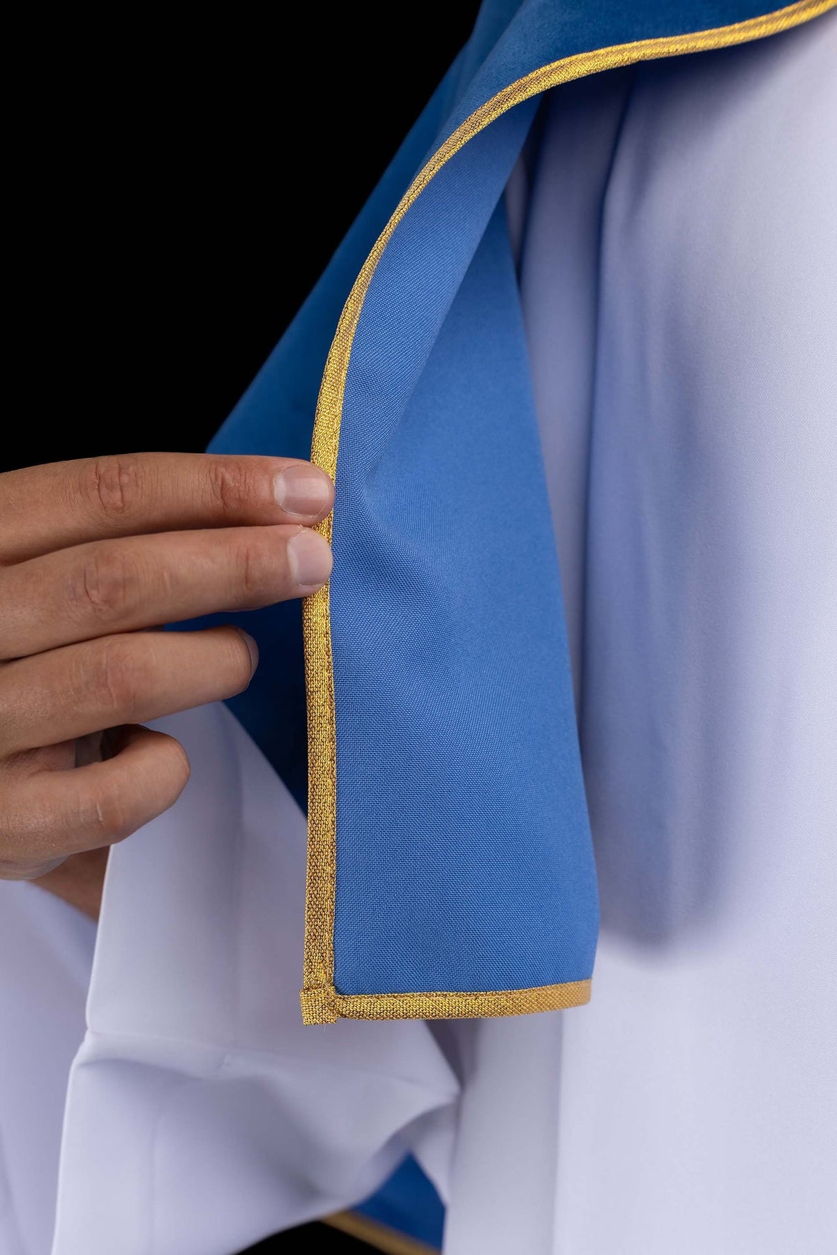 Blauer Ministrantenumhang aus Samt mit Bindeband