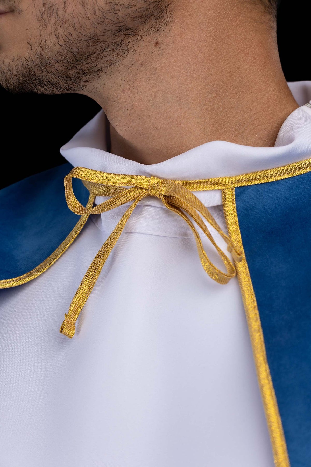 Blauer Ministrantenumhang aus Samt mit Bindeband