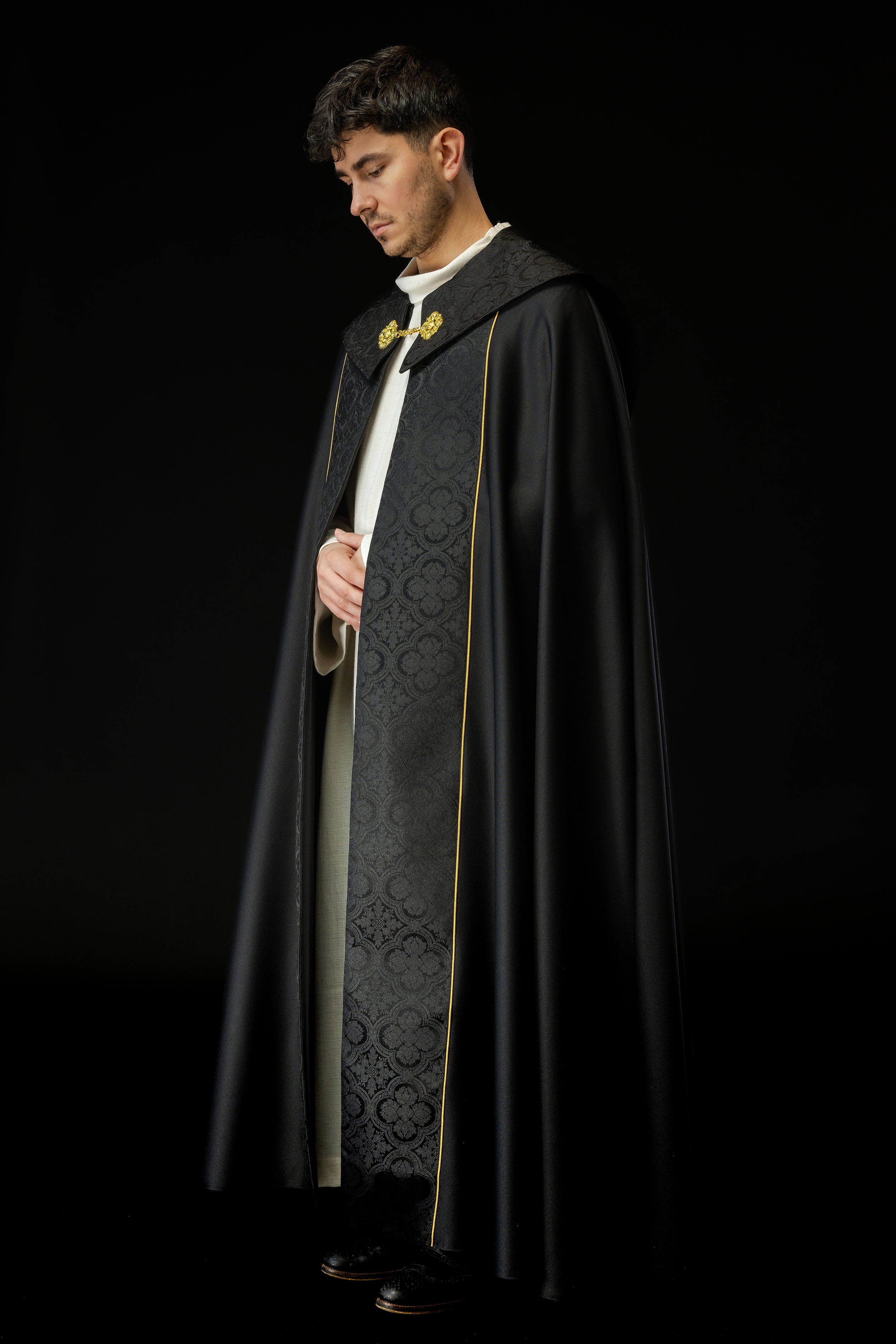 Czarna kapa liturgiczna z złotym haftem krzyża na żakardzie - ORNATY.PL