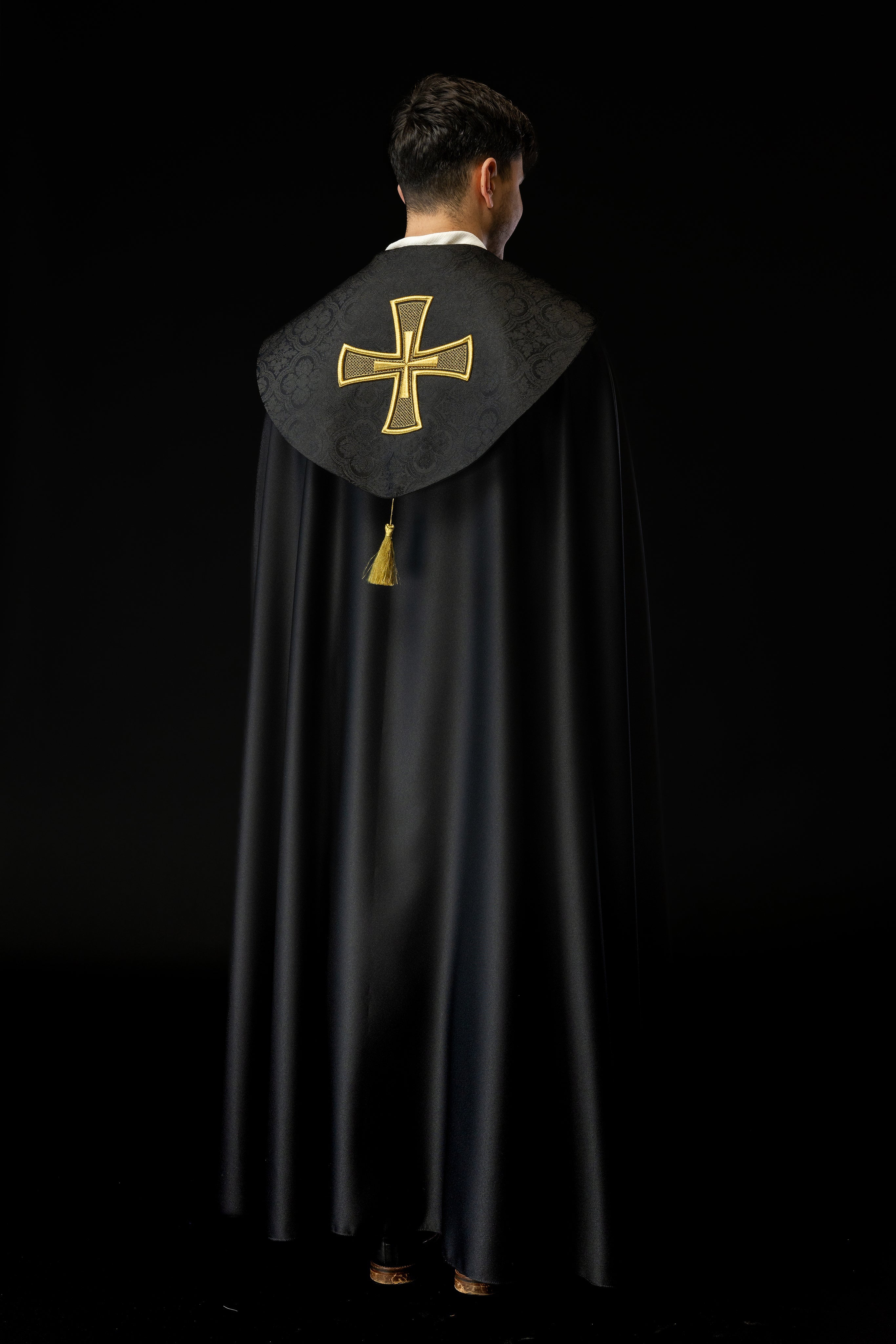 Czarna kapa liturgiczna z złotym haftem krzyża na żakardzie - ORNATY.PL