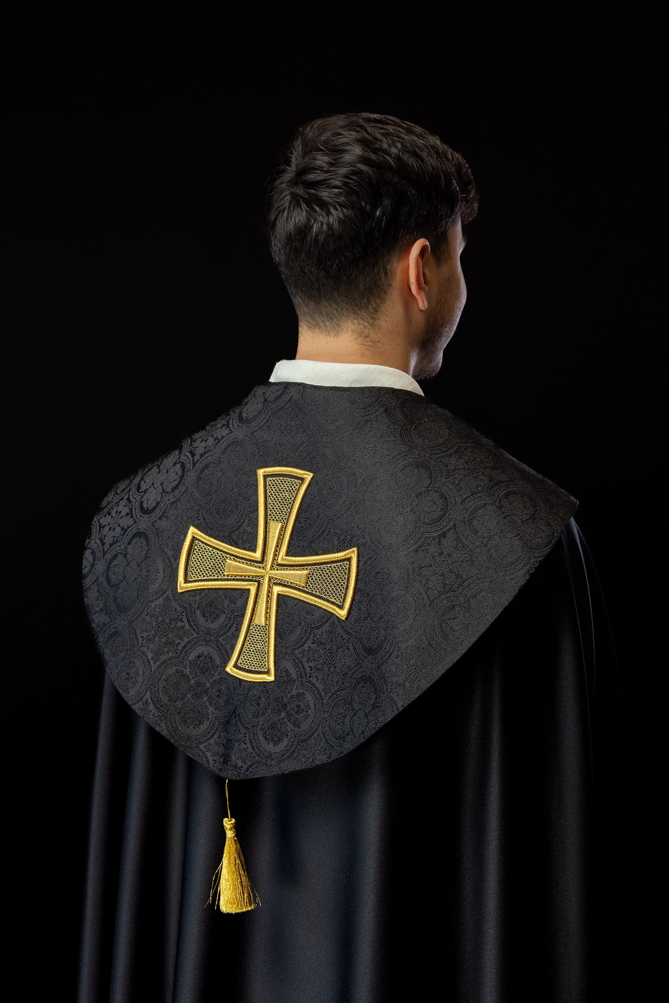 Czarna kapa liturgiczna z złotym haftem krzyża na żakardzie - ORNATY.PL