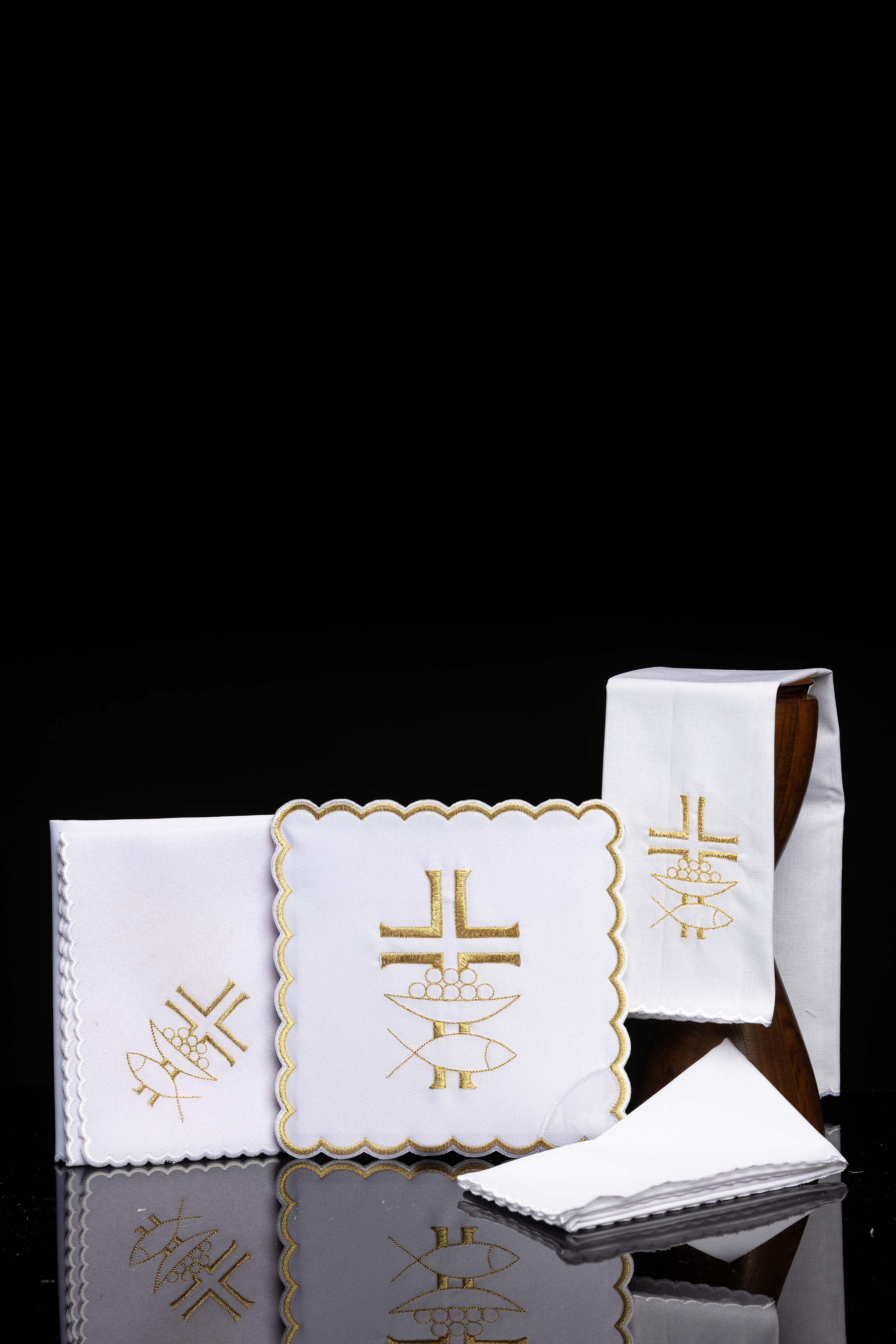 Kelchwäsche-Set in Weiß mit goldenem Kreuz und eckiger Palla