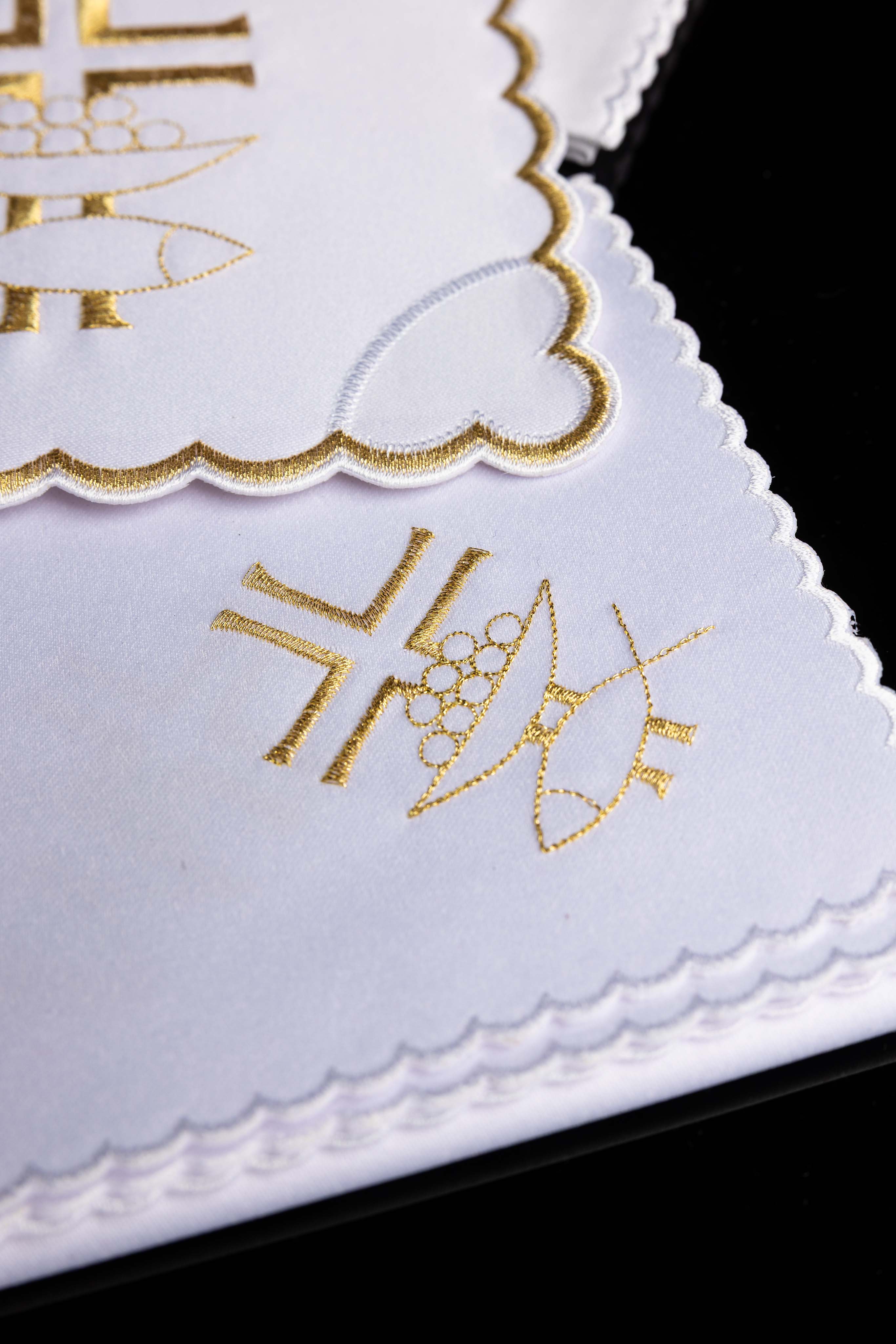 Kelchwäsche-Set in Weiß mit goldenem Kreuz und eckiger Palla