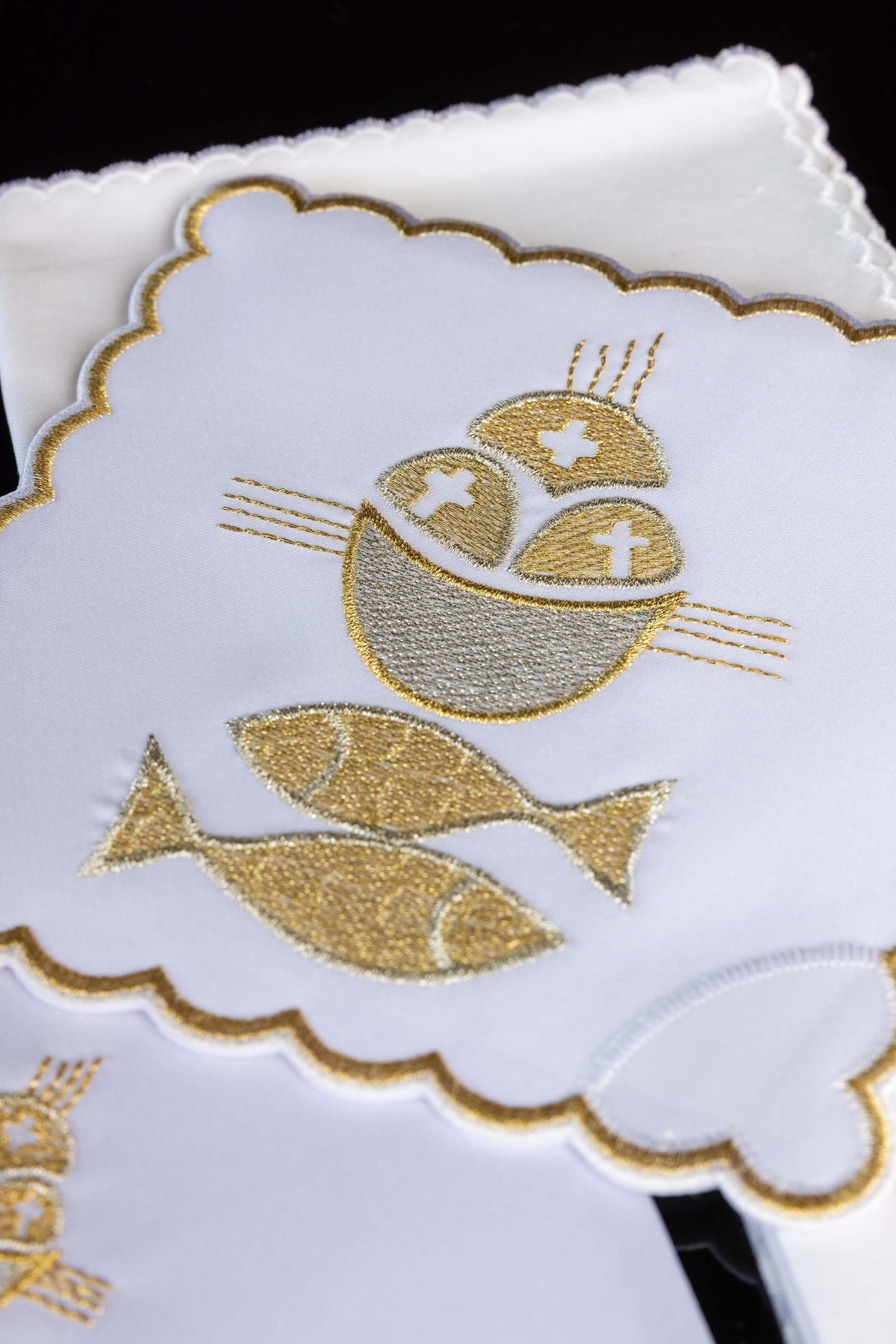 Kelchwäsche-Set in Weiß mit Brot- und Fischstickerei und Goldrand
