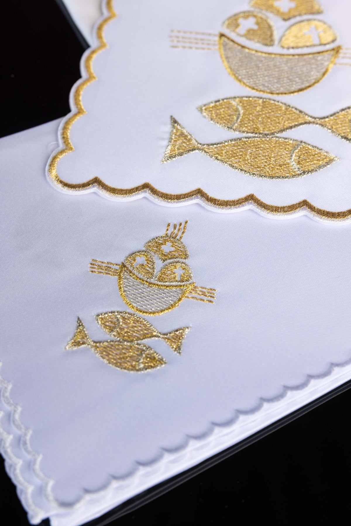 Kelchwäsche-Set in Weiß mit Brot- und Fischstickerei und Goldrand