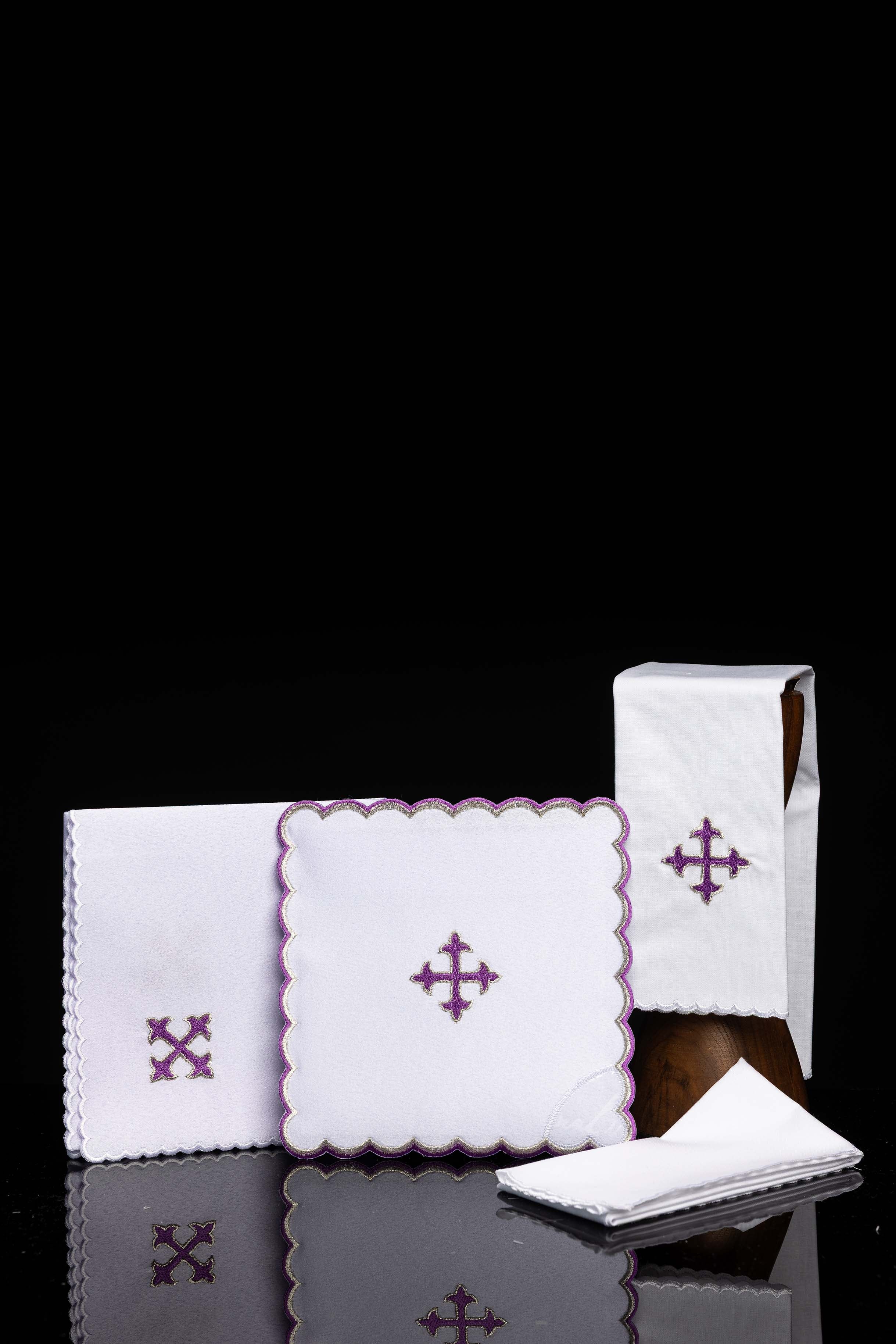 Kelchwäsche-Set in Weiß mit Silberkreuz und Goldrand