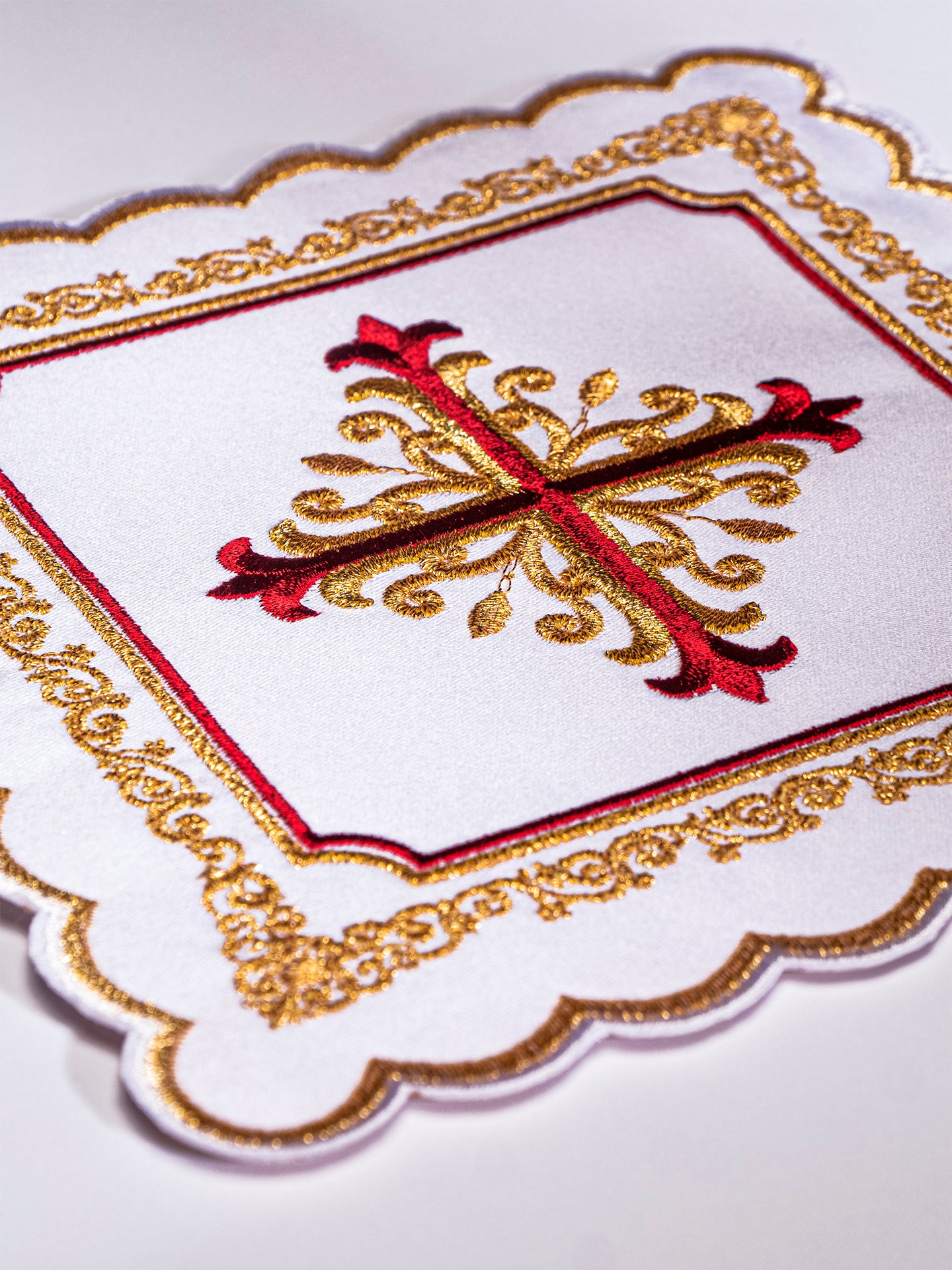 Kelchwäsche mit gold-roter Stickerei