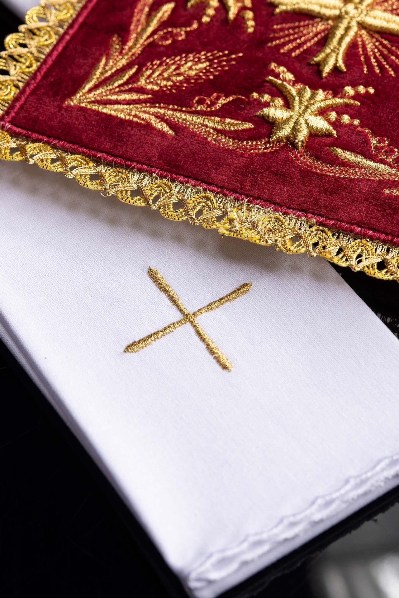 Bielizna kielichowa haftowana czerwony aksamit - ORNATY.PL