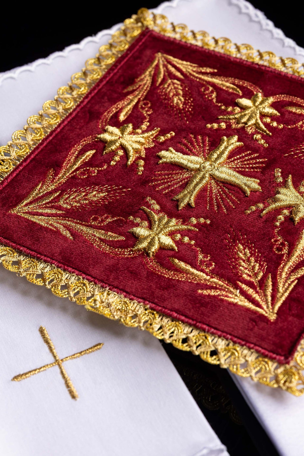 Bielizna kielichowa haftowana czerwony aksamit - ORNATY.PL