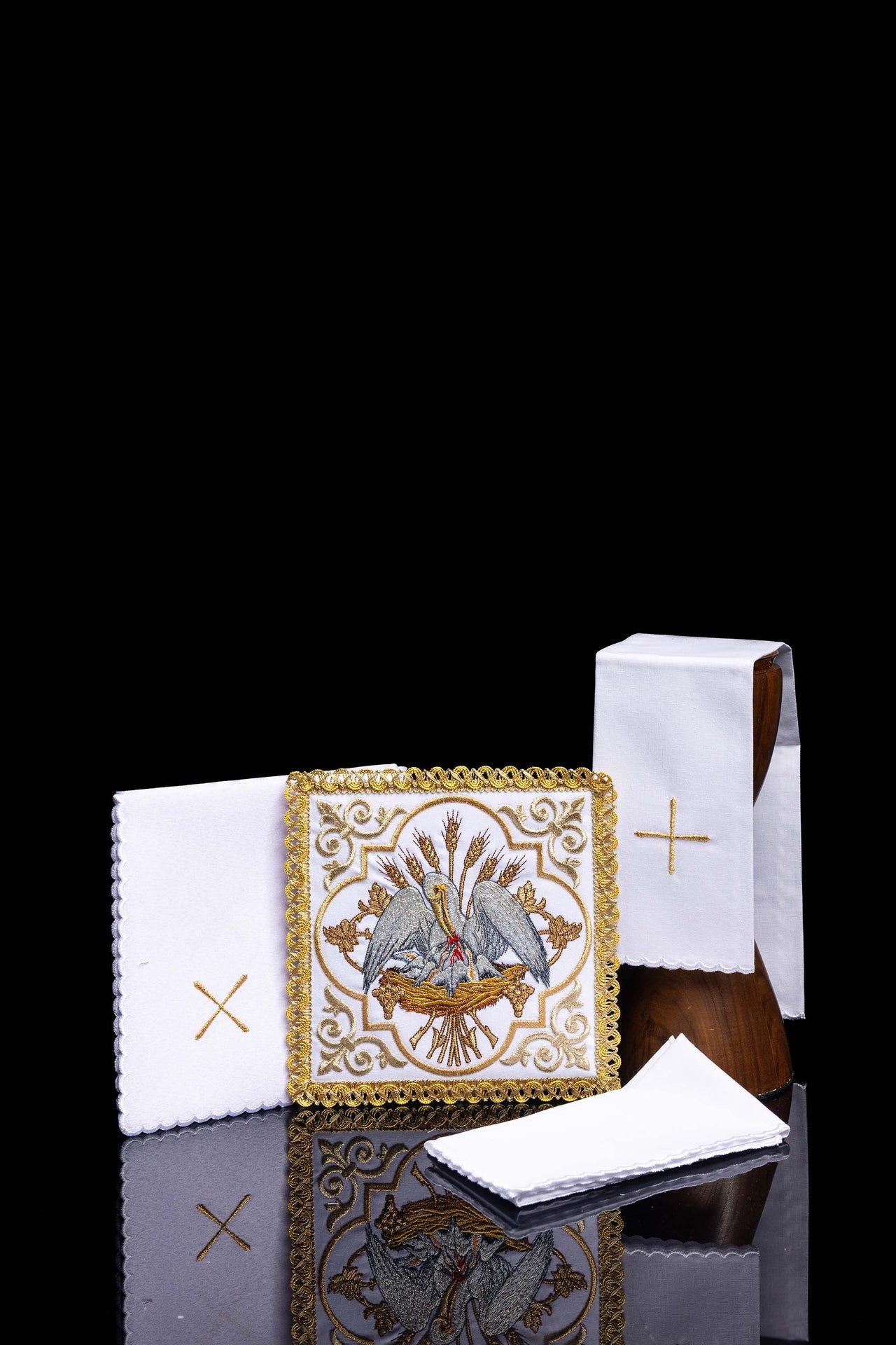 Bielizna kielichowa haftowana z wizerunkiem Pelikana - ORNATY.PL