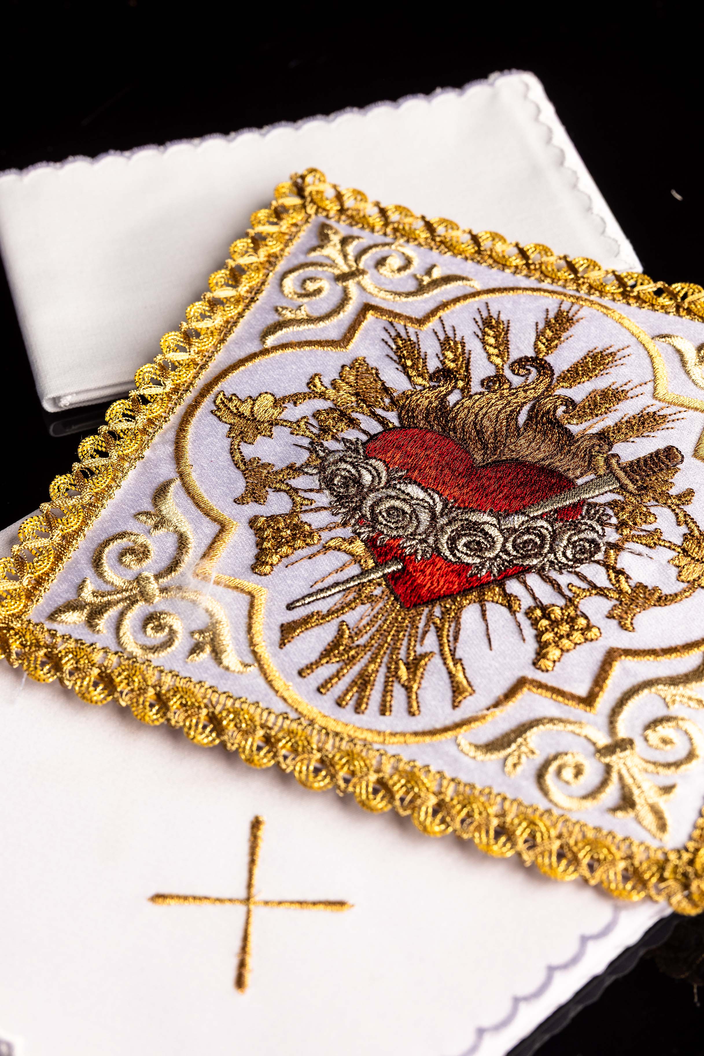 Kelchwäsche mit gesticktem Motiv des Herzens Mariens