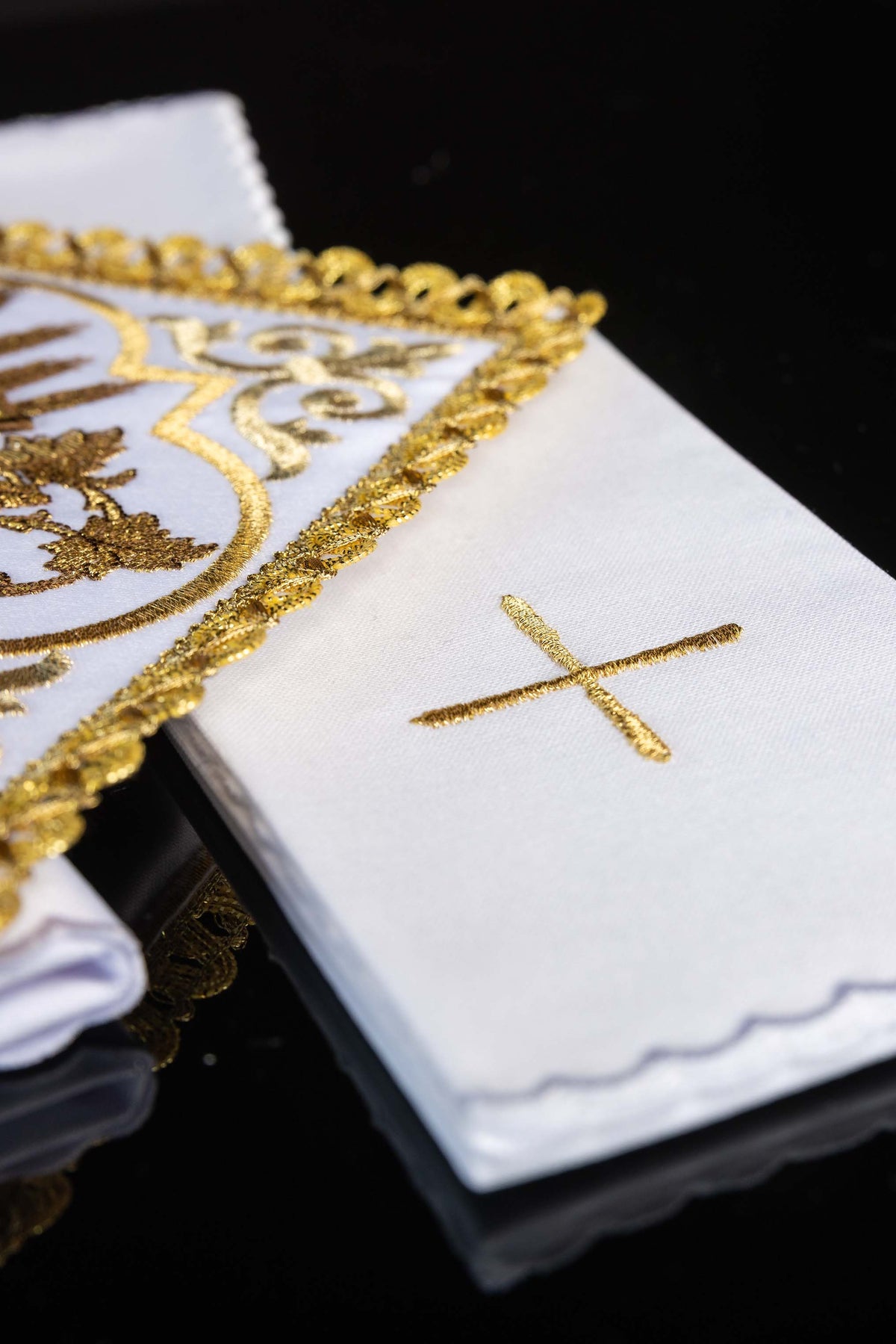 Kelchwäsche mit gesticktem PAX-Symbol