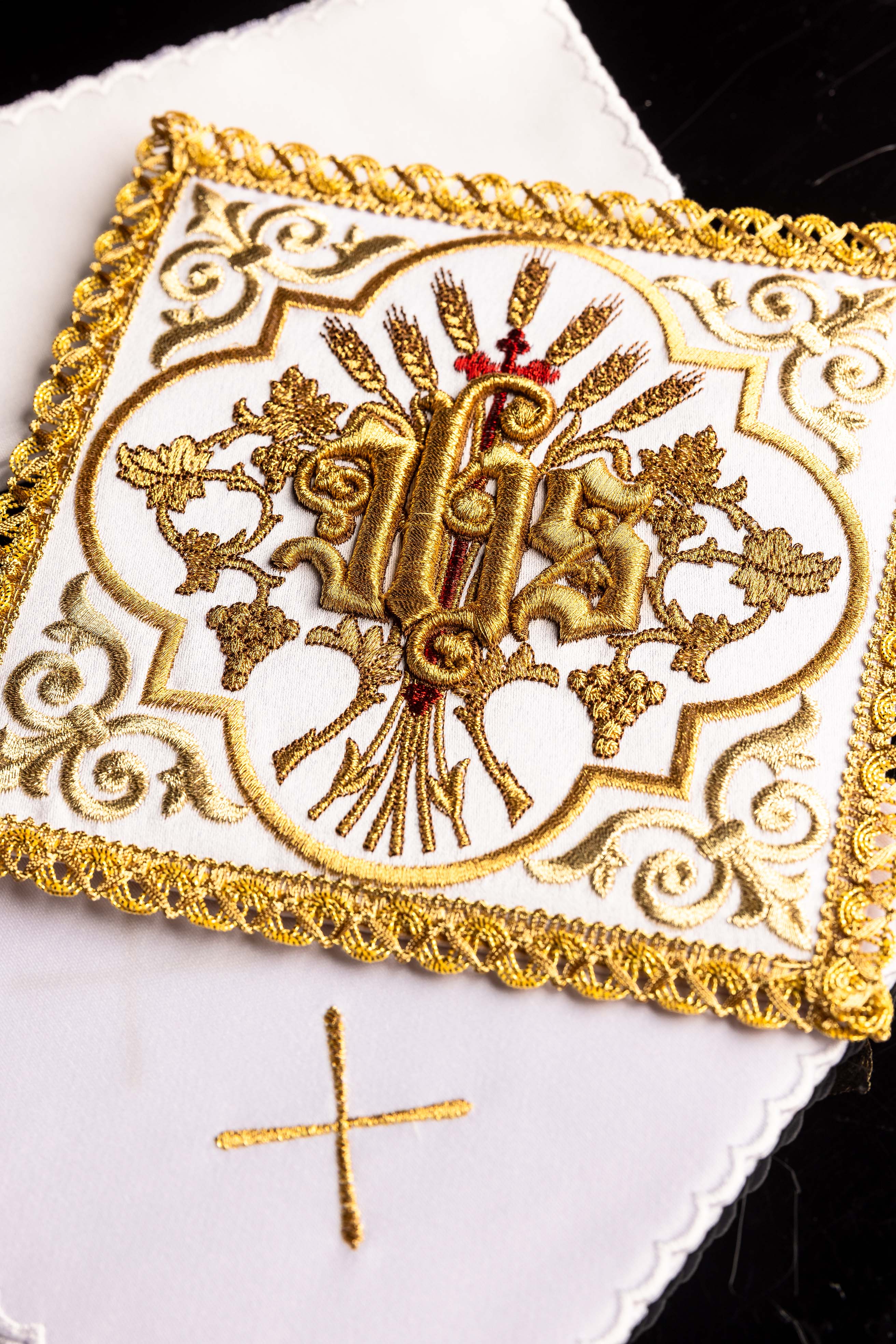 Kelchwäsche bestickt mit dem Symbol IHS