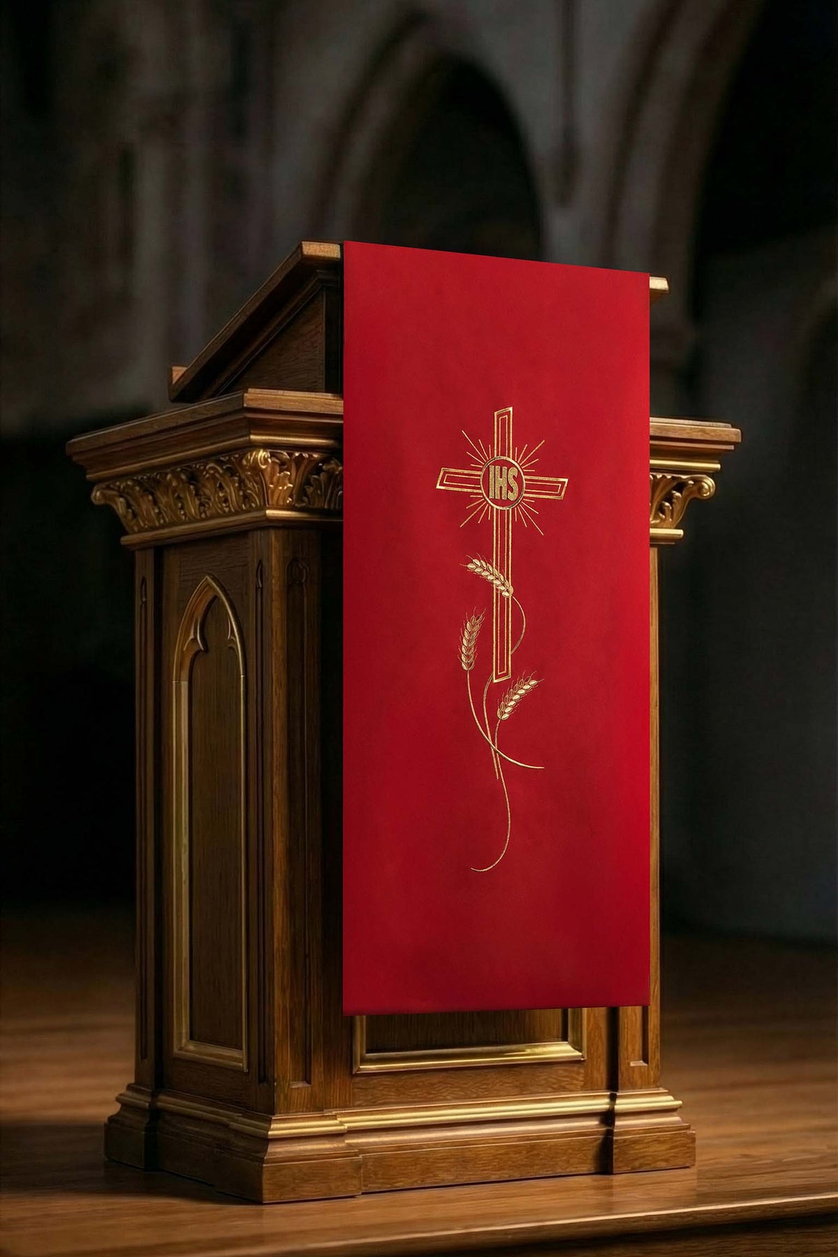 Rotes Antependium mit gesticktem Kreuzmotiv