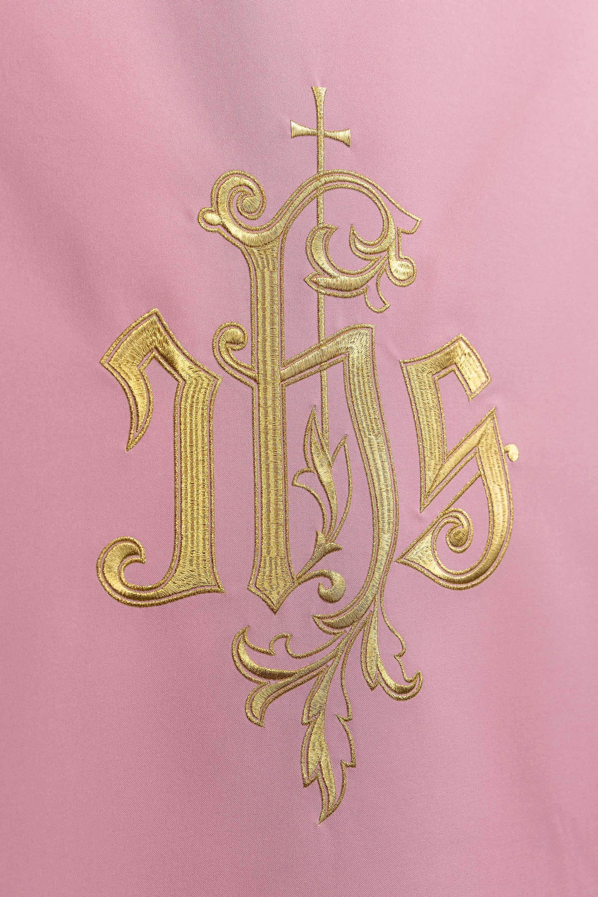 Rosa Lektionar-Serviette mit dem klassischen IHS-Symbol