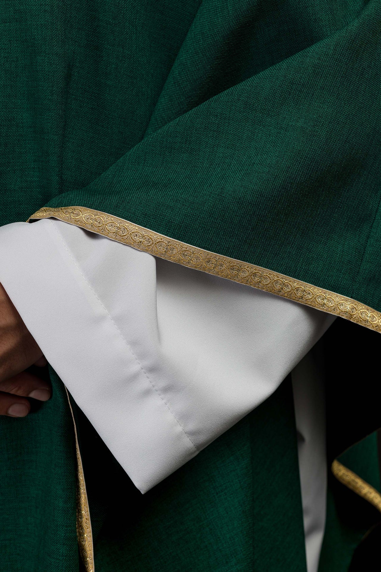 Zielony ornat liturgiczny z złotym haftem IHS - ORNATY.PL