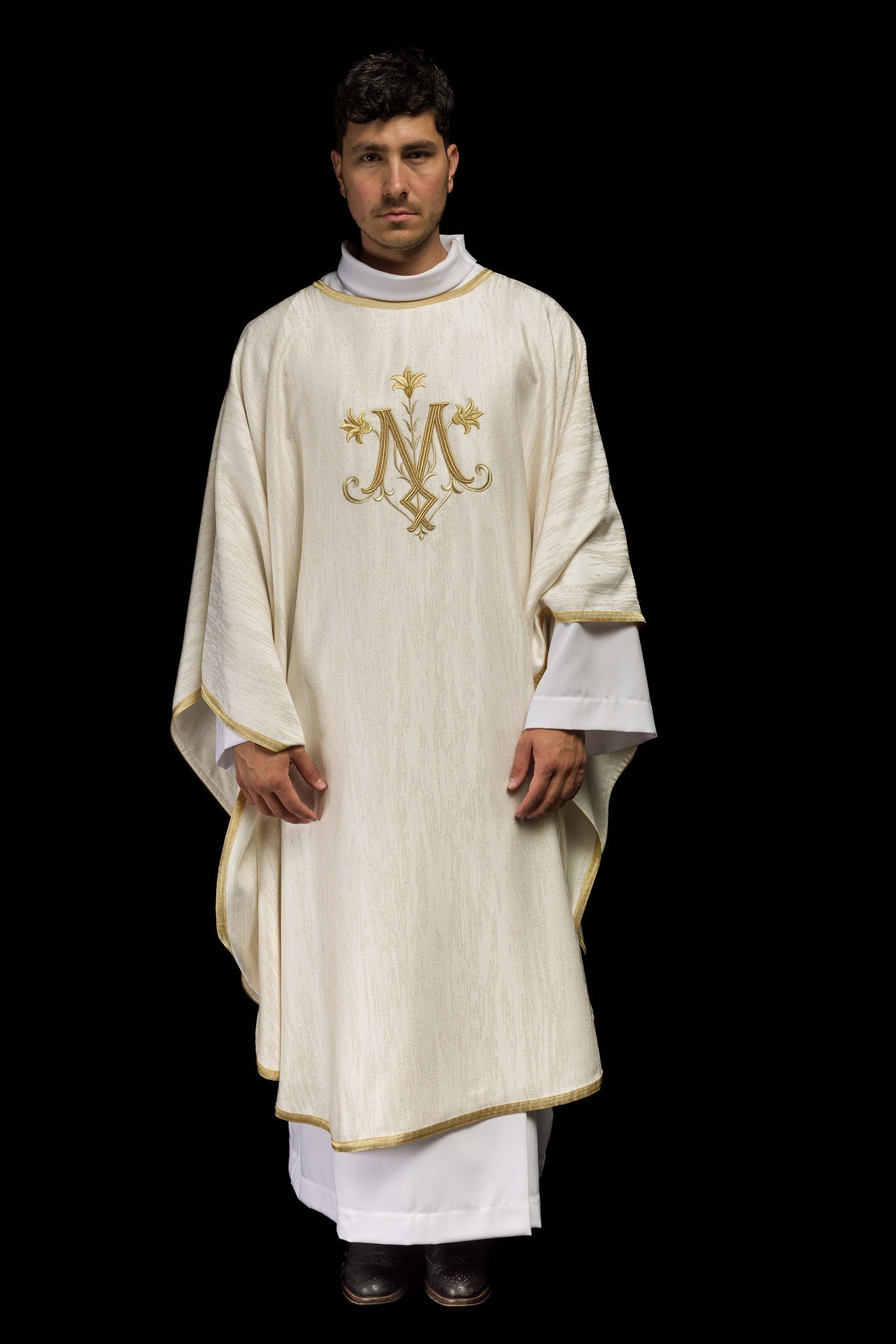 Ecru ornat z haftowanym motywem maryjnym na ozdobnej tkaninie - ORNATY.PL