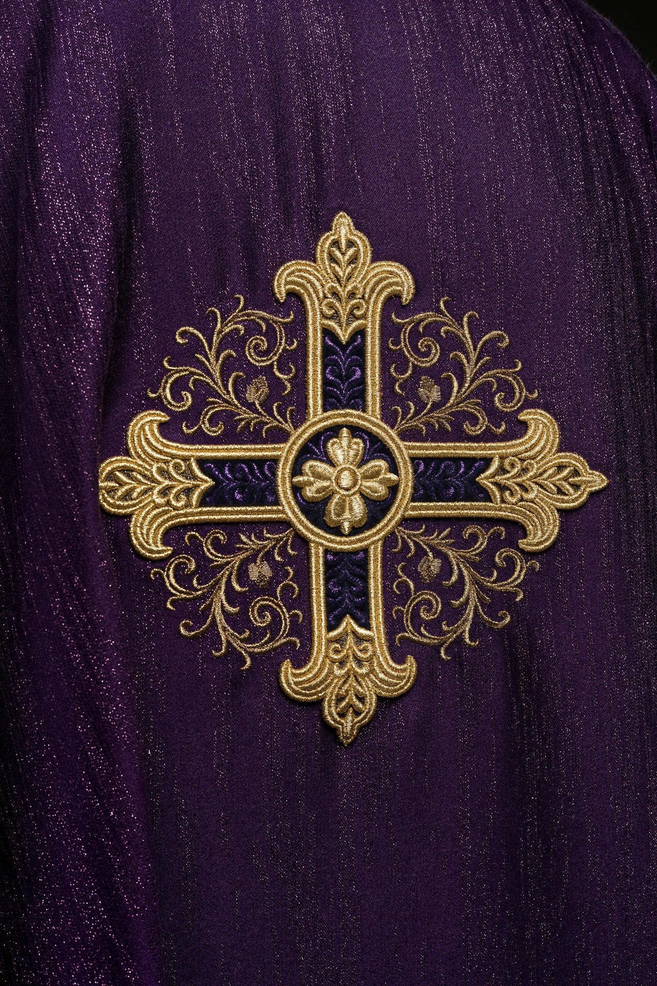 Fioletowy ornat z haftowanym motywem krzyża na ozdobnej tkaninie - ORNATY.PL