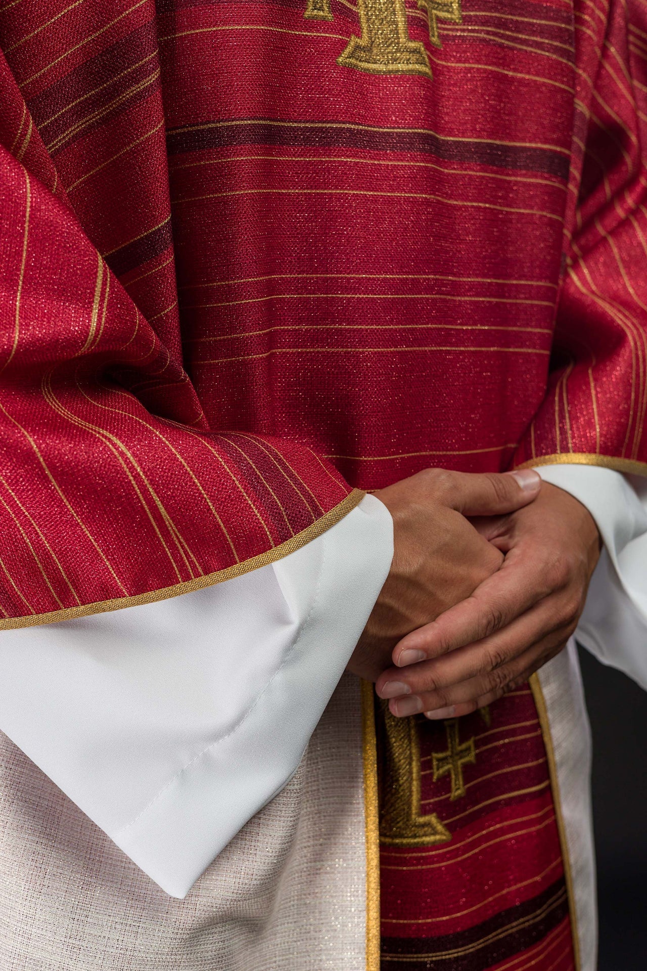 Ornat drukowany z Krzyżem Jerozolimskim czerwony - ORNATY.PL