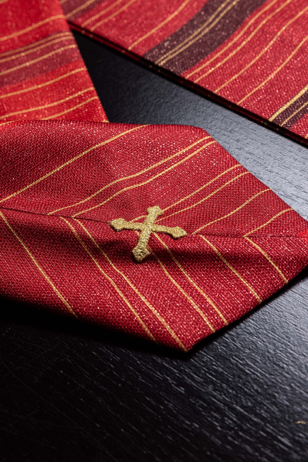 Ornat drukowany z Krzyżem Jerozolimskim czerwony - ORNATY.PL