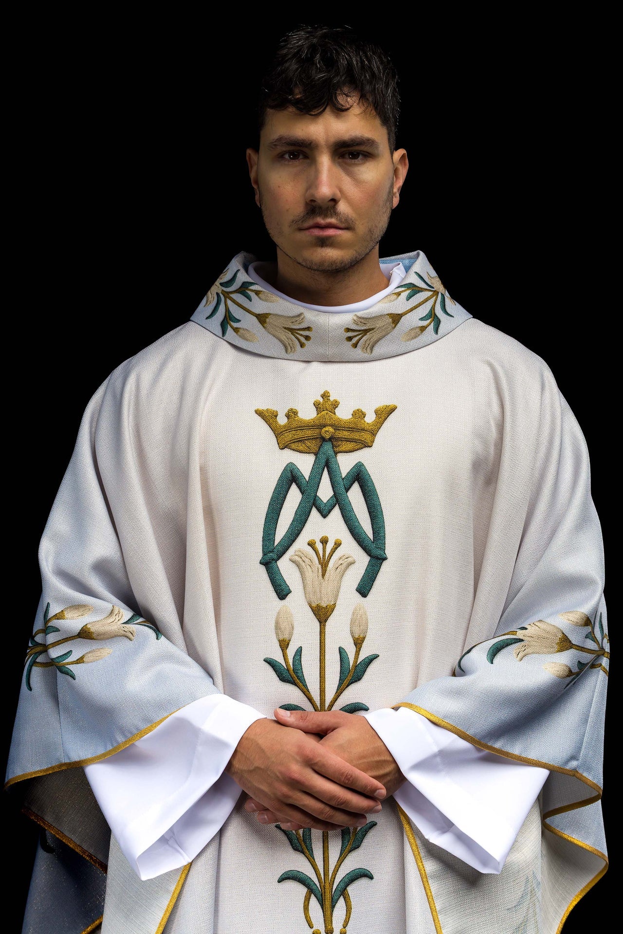 Ornat Maryjny drukowany ze wzorem lilii i monogramem niebiesko-ecru - ORNATY.PL