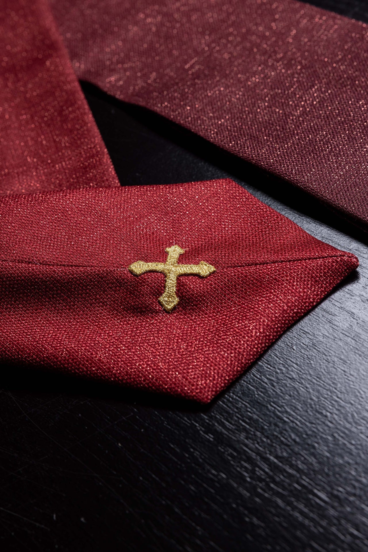 Ornat drukowany Pax czerwony z bogatym złotym zdobieniem - ORNATY.PL