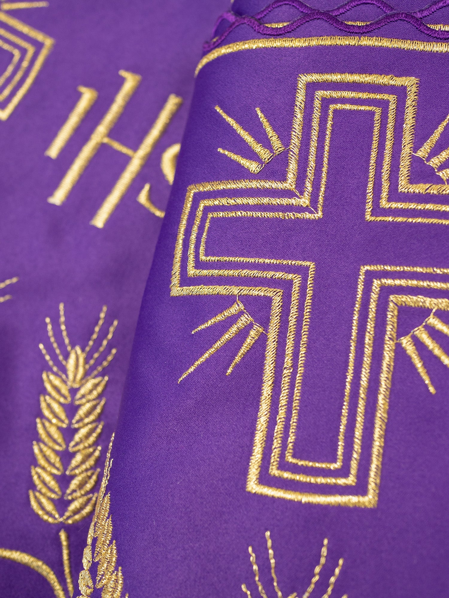 Metraż z monogramem IHS w kolorze czerwonym motywem krzyża - ORNATY.PL