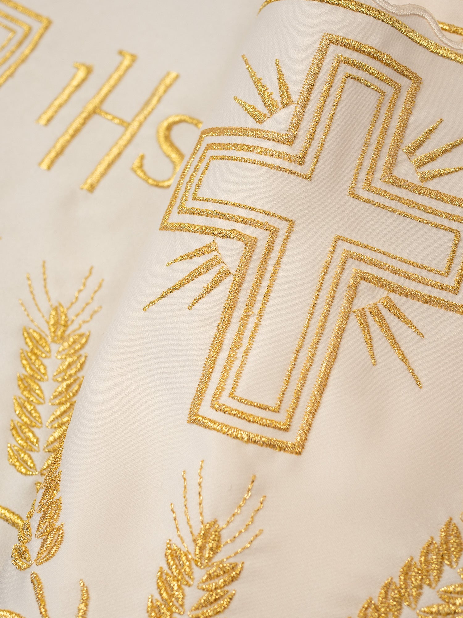 Metraż z monogramem IHS w kolorze ecru z motywem krzyża - ORNATY.PL