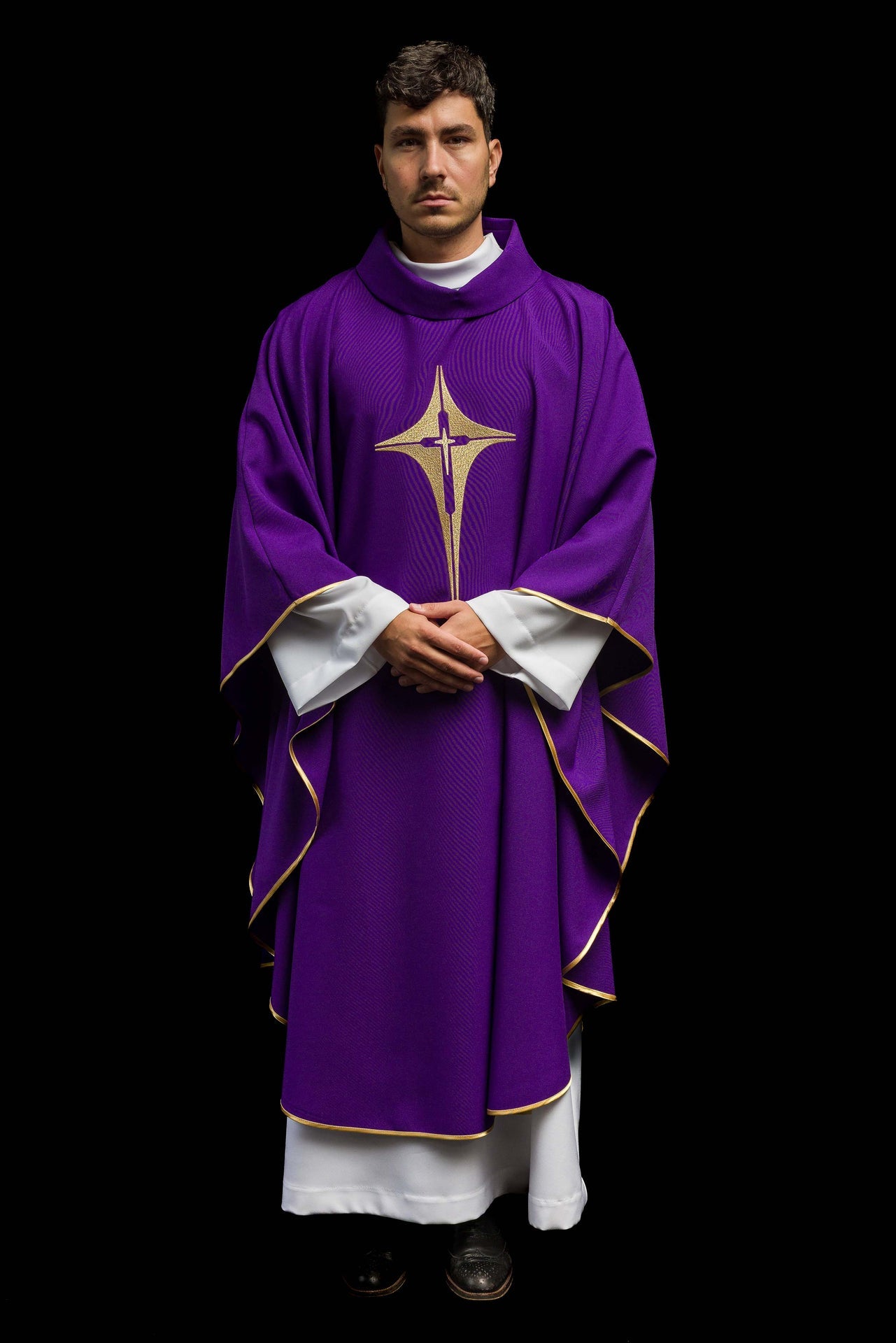 Fioletowy ornat haftowany z motywem krzyża - ORNATY.PL